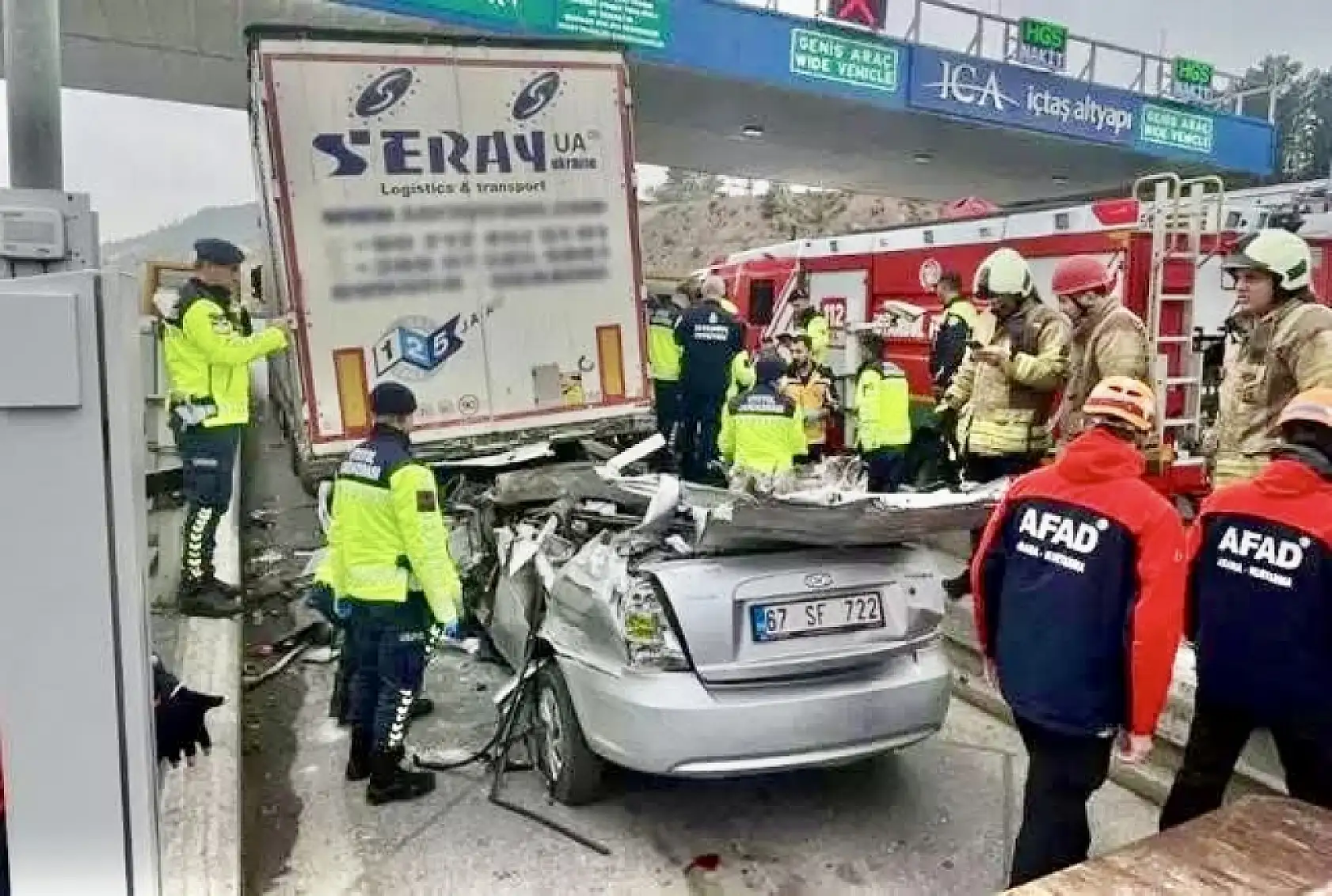 Korkunç kaza, otomobilin tırın altına girdi