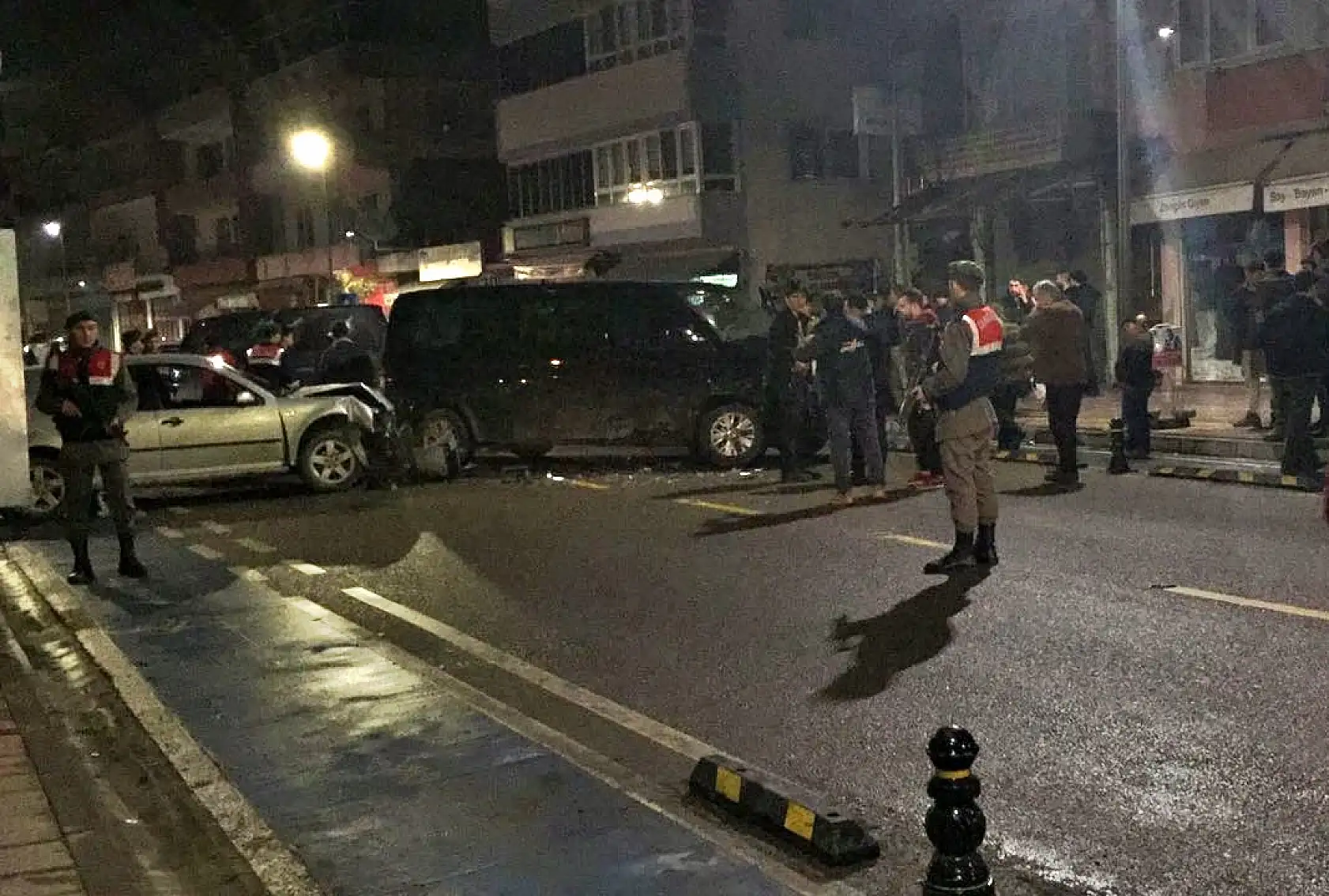 Jandarmadan kaçarken kaza yaptılar