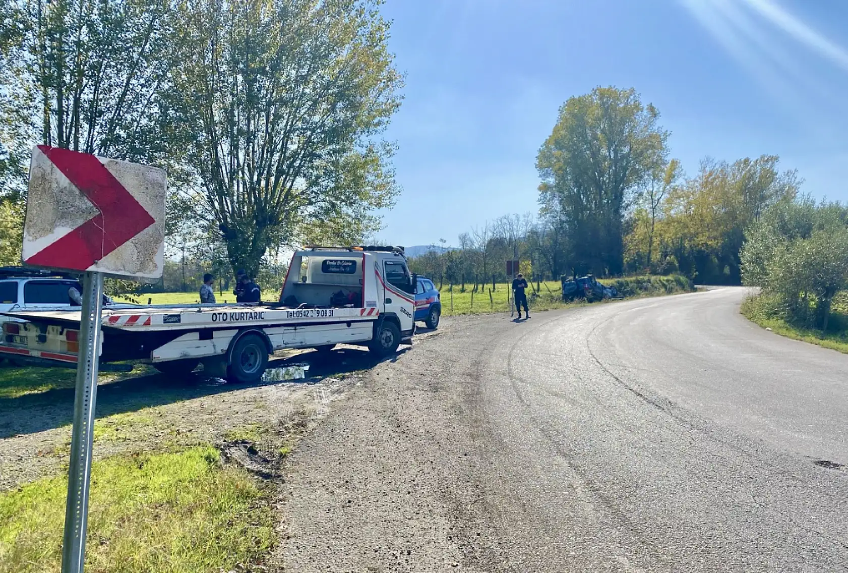 Yol kenarında ters döndü