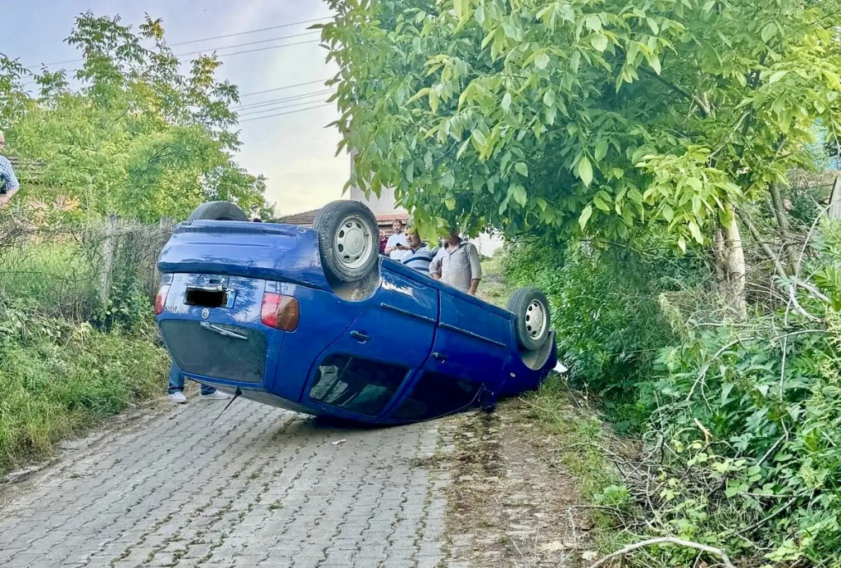 Geri kaçan otomobil ters döndü