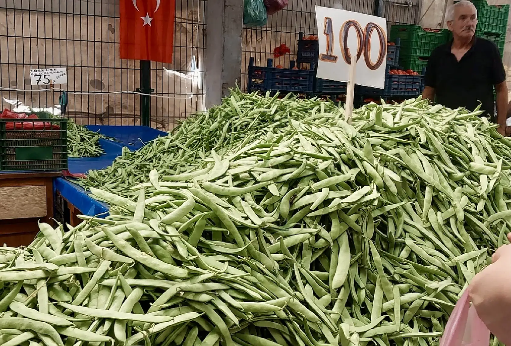 Salı pazarında tezgahların durumu