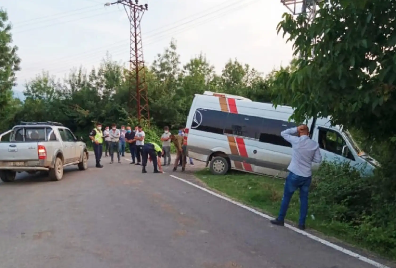 İşçi servisi ile kamyonet çarpıştı