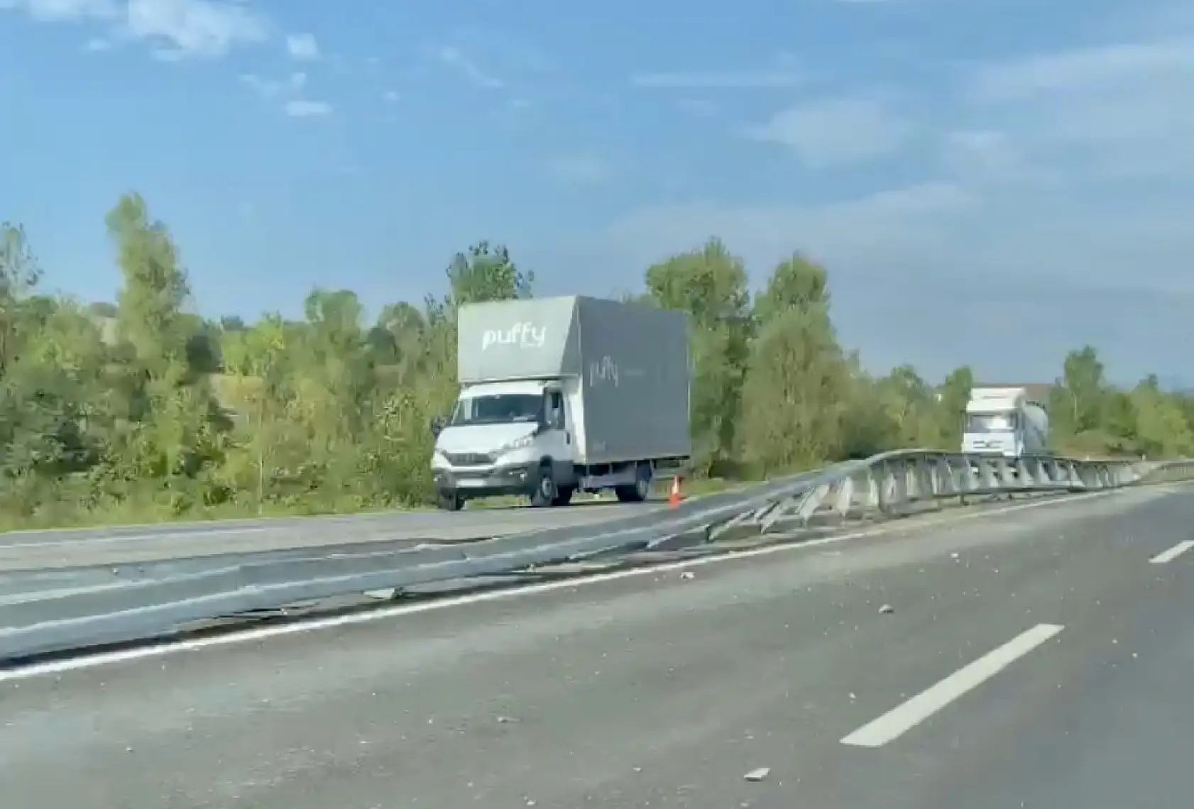 Kontrolden çıkan tır bariyerleri ezdi