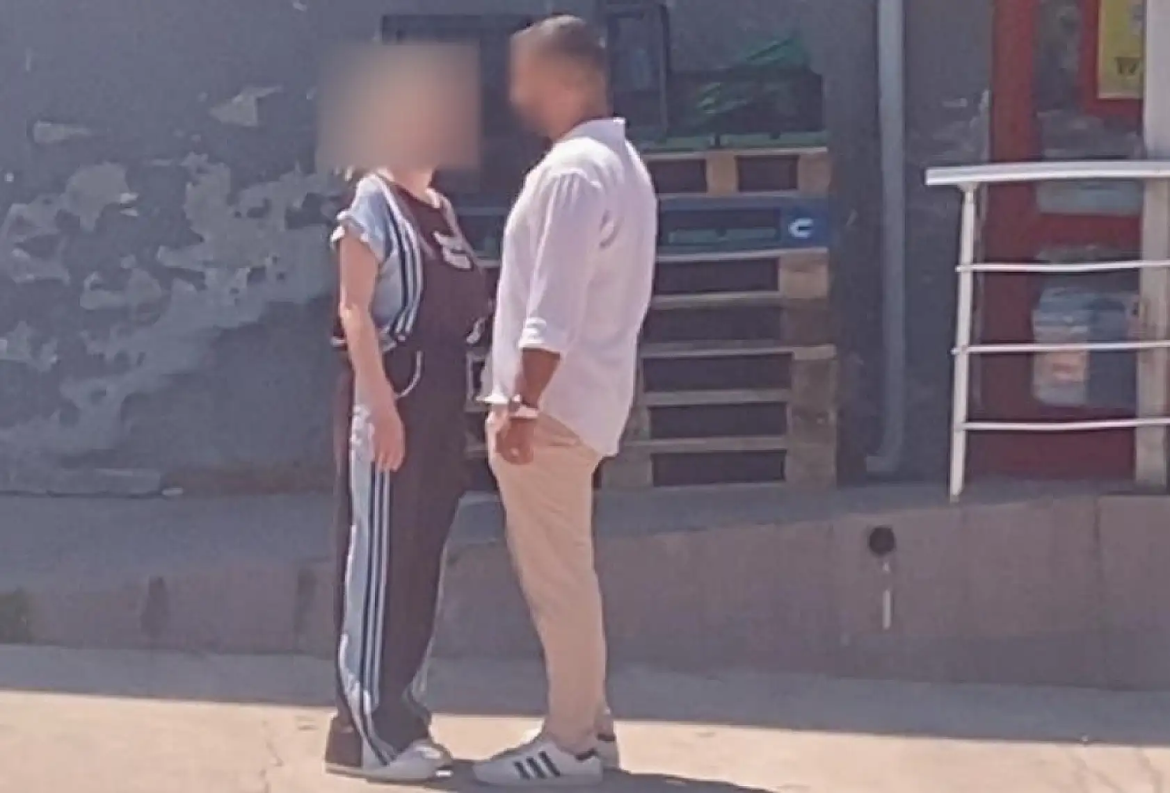 Zorla araca bindirmeye çalıştı