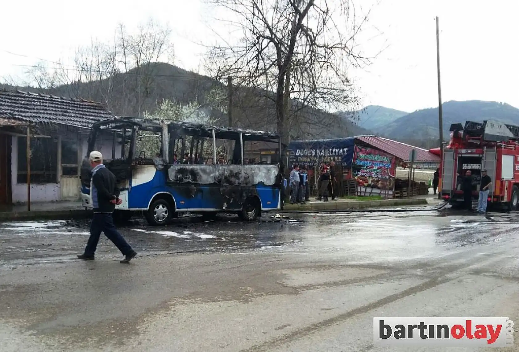Park halindeki minibüs alev alev yandı