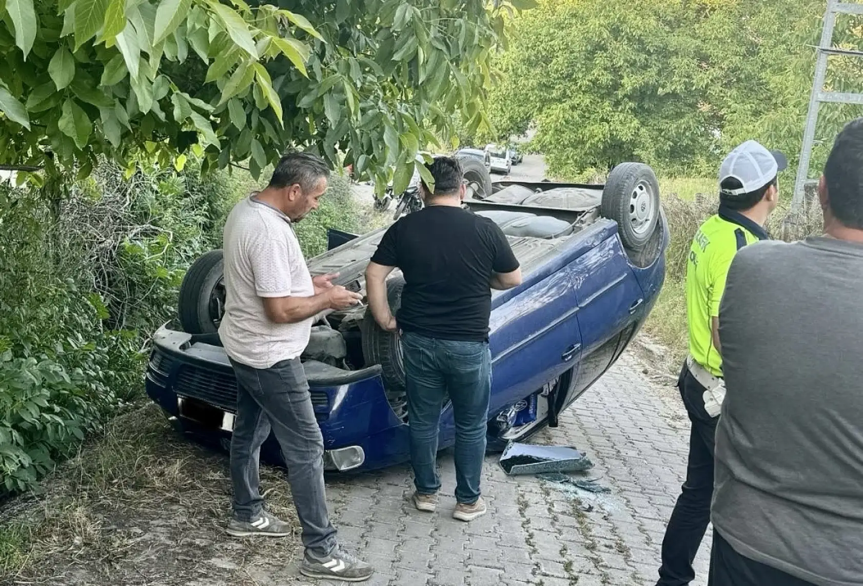 Geri kaçan otomobil ters döndü