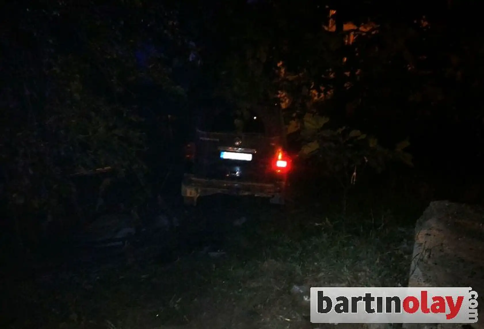 Lastiği patlayan minibüs bahçeye uçtu