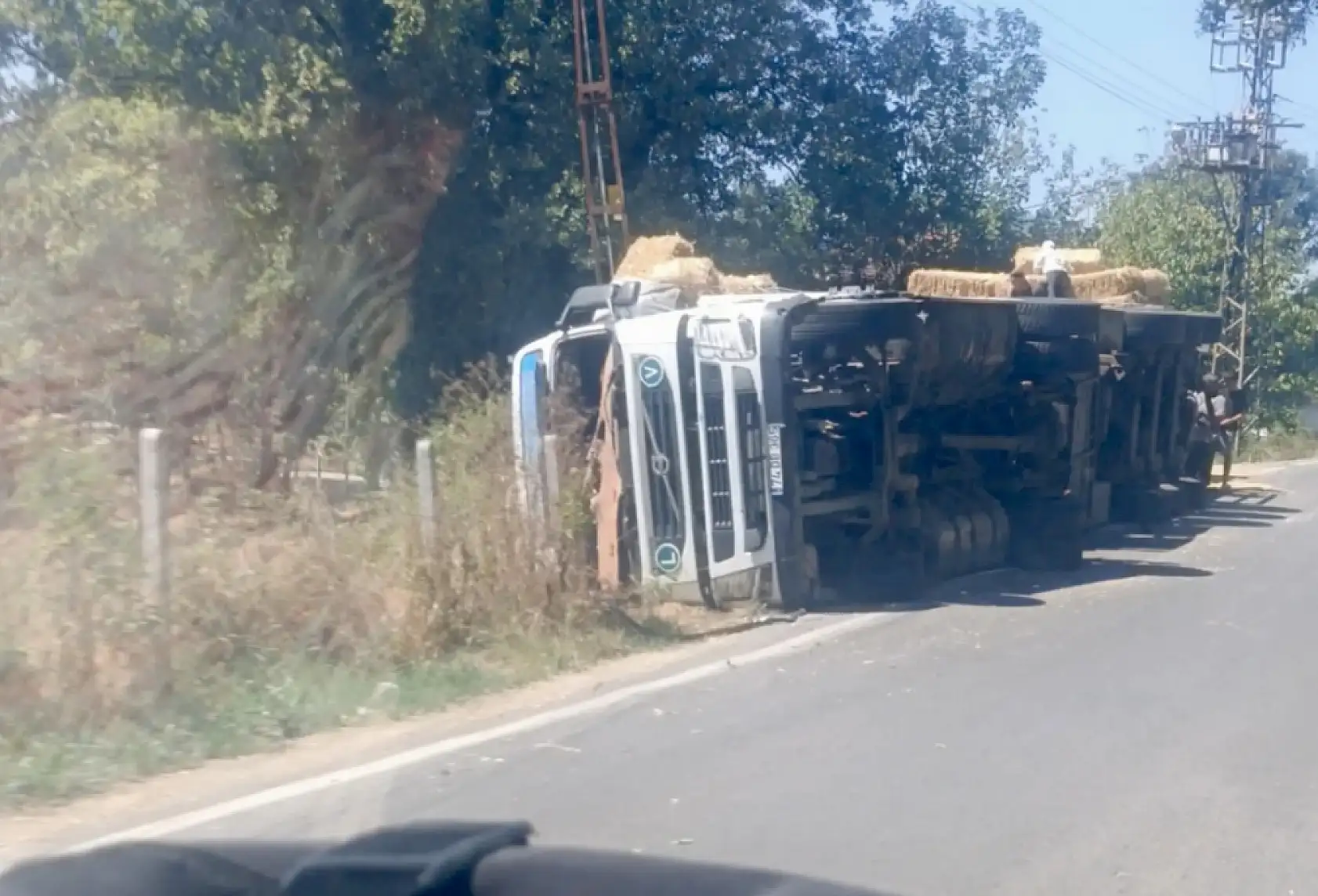 Saman yüklü tır devrildi