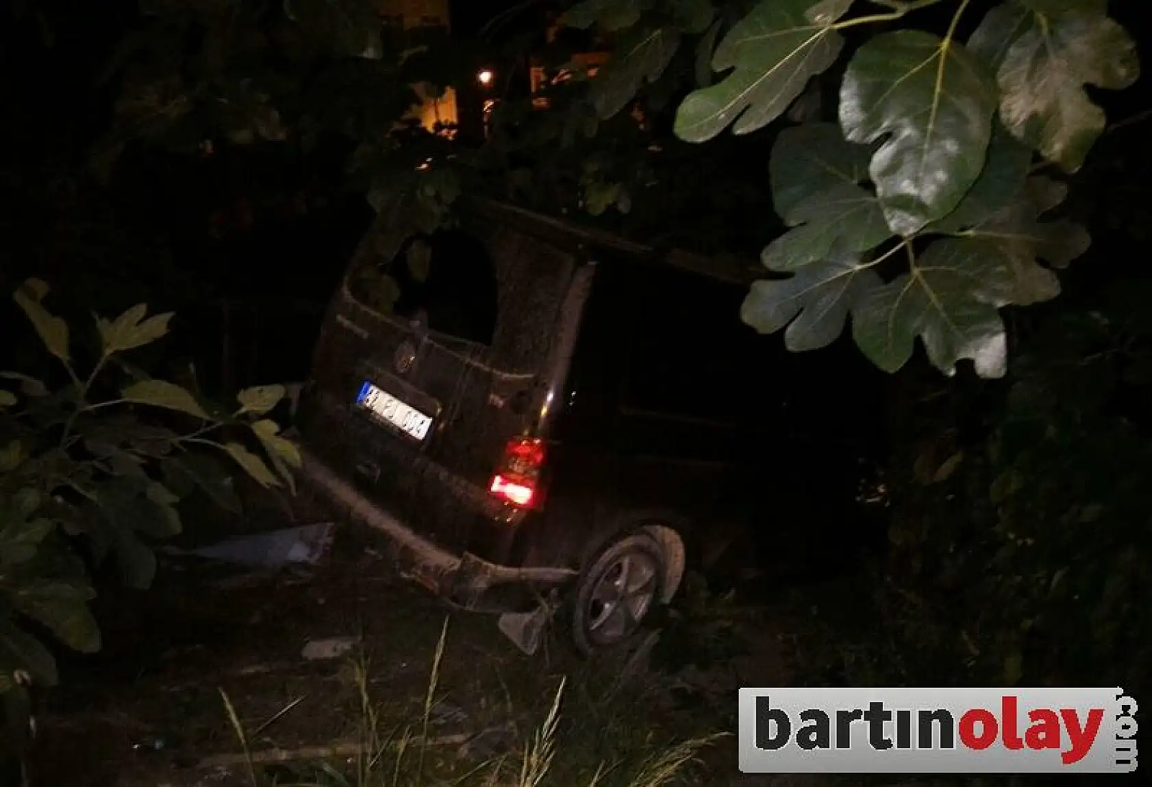 Lastiği patlayan minibüs bahçeye uçtu