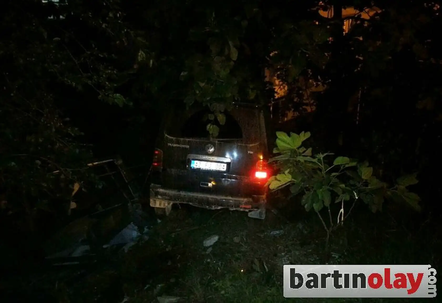 Lastiği patlayan minibüs bahçeye uçtu