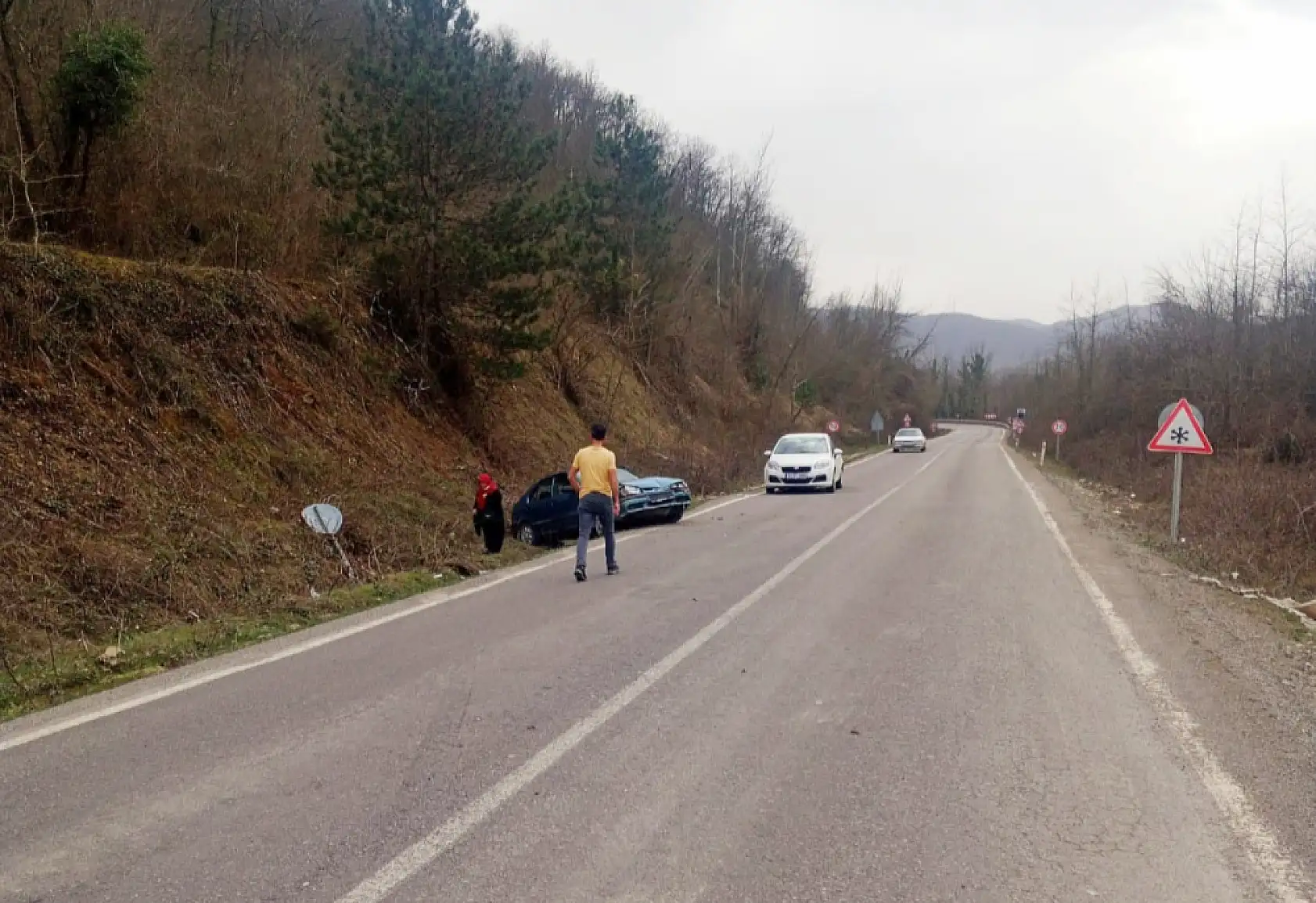 Üç otomobil kötü çarpıştı