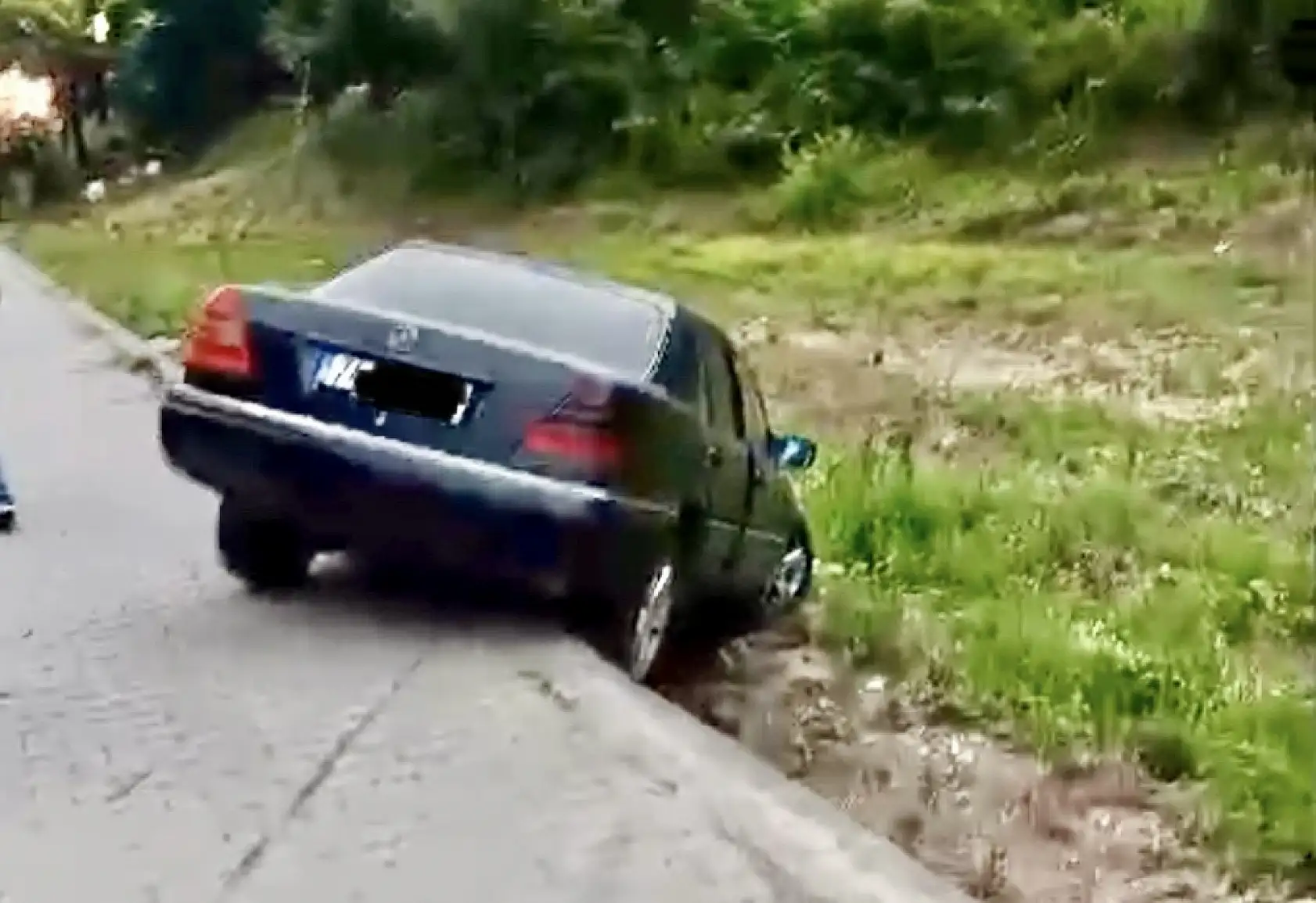 Kaldırımdan atladı, asılı kaldı