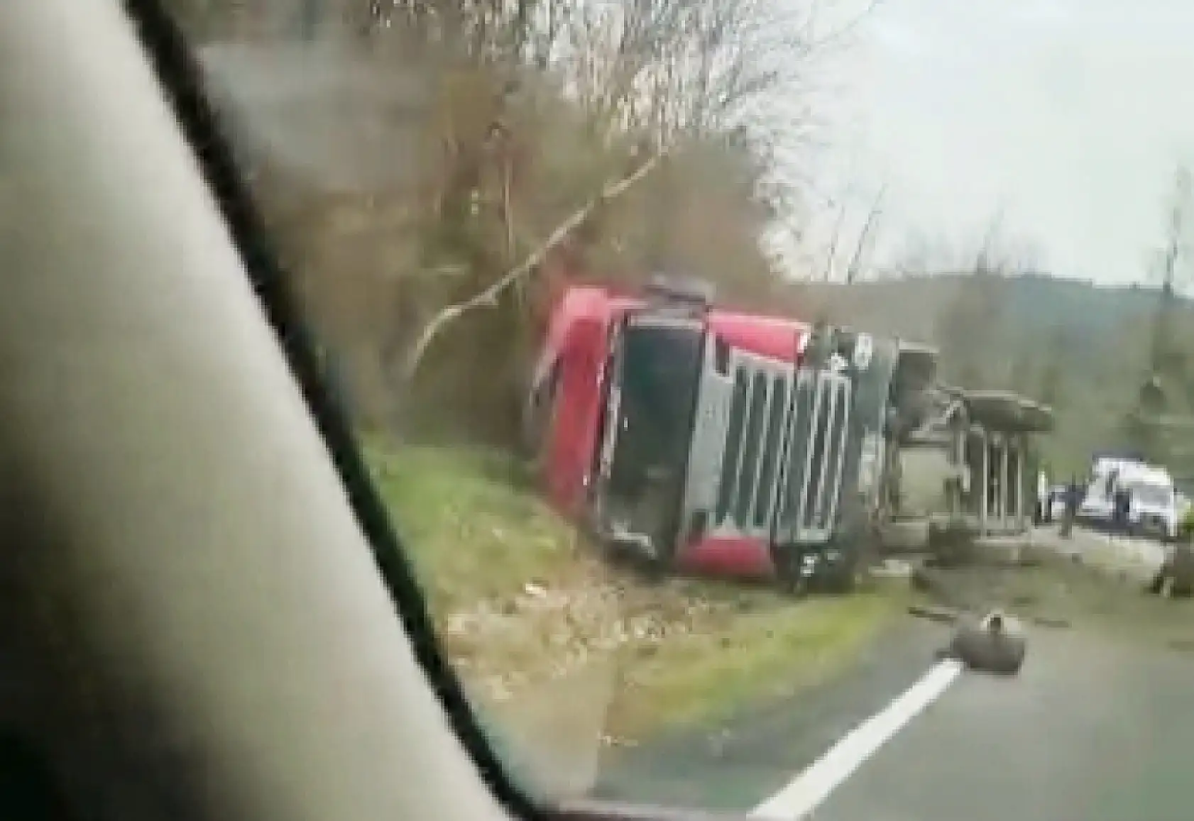 Otomobil ile çarpışan tır devrildi