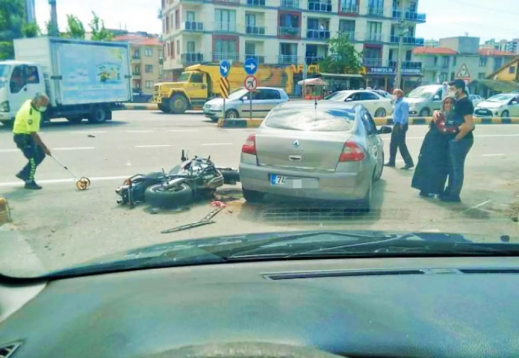 Motosiklet iki otomobil ile çarpıştı