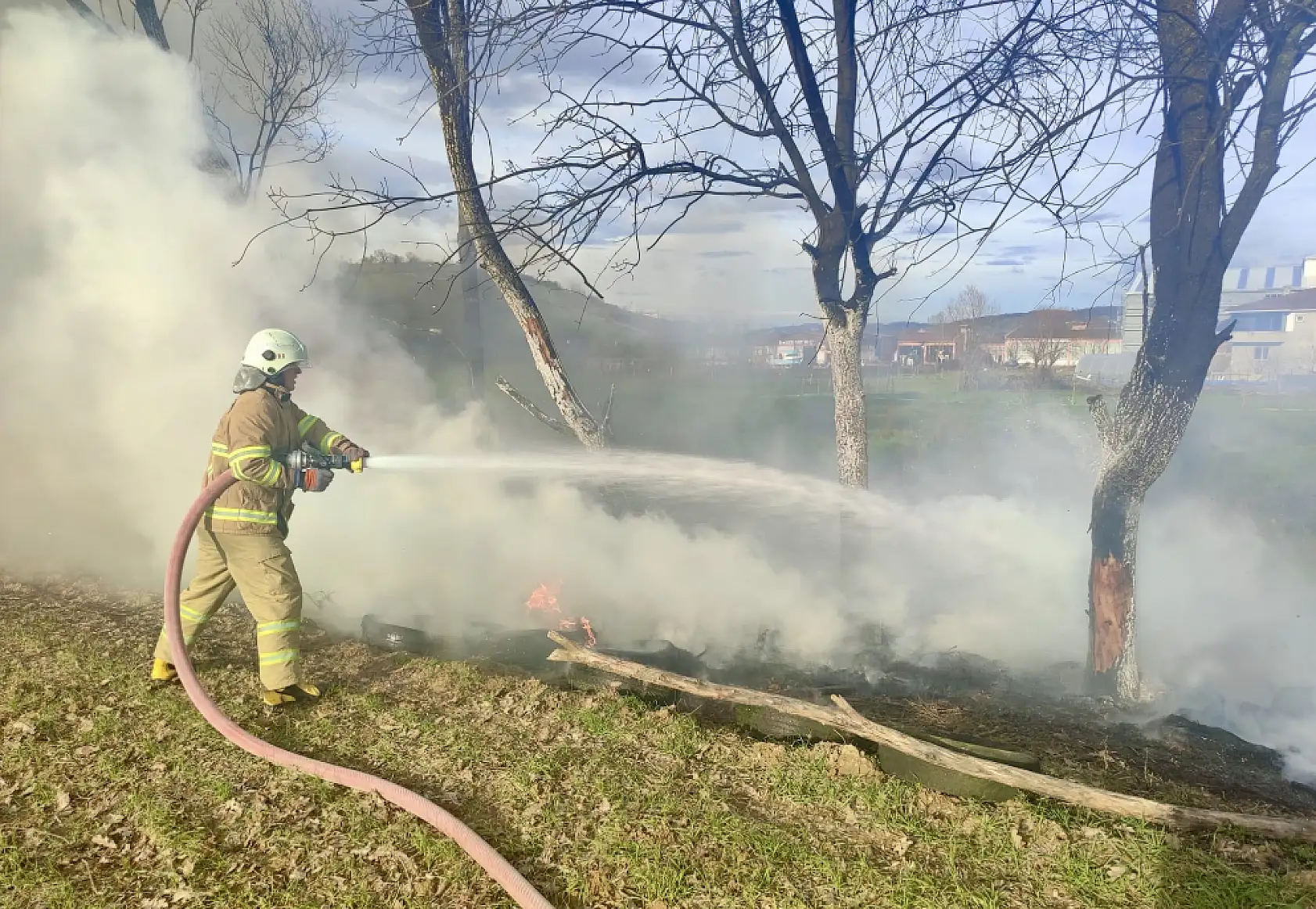 Arazide yakılan ateş lastiklere sıçradı