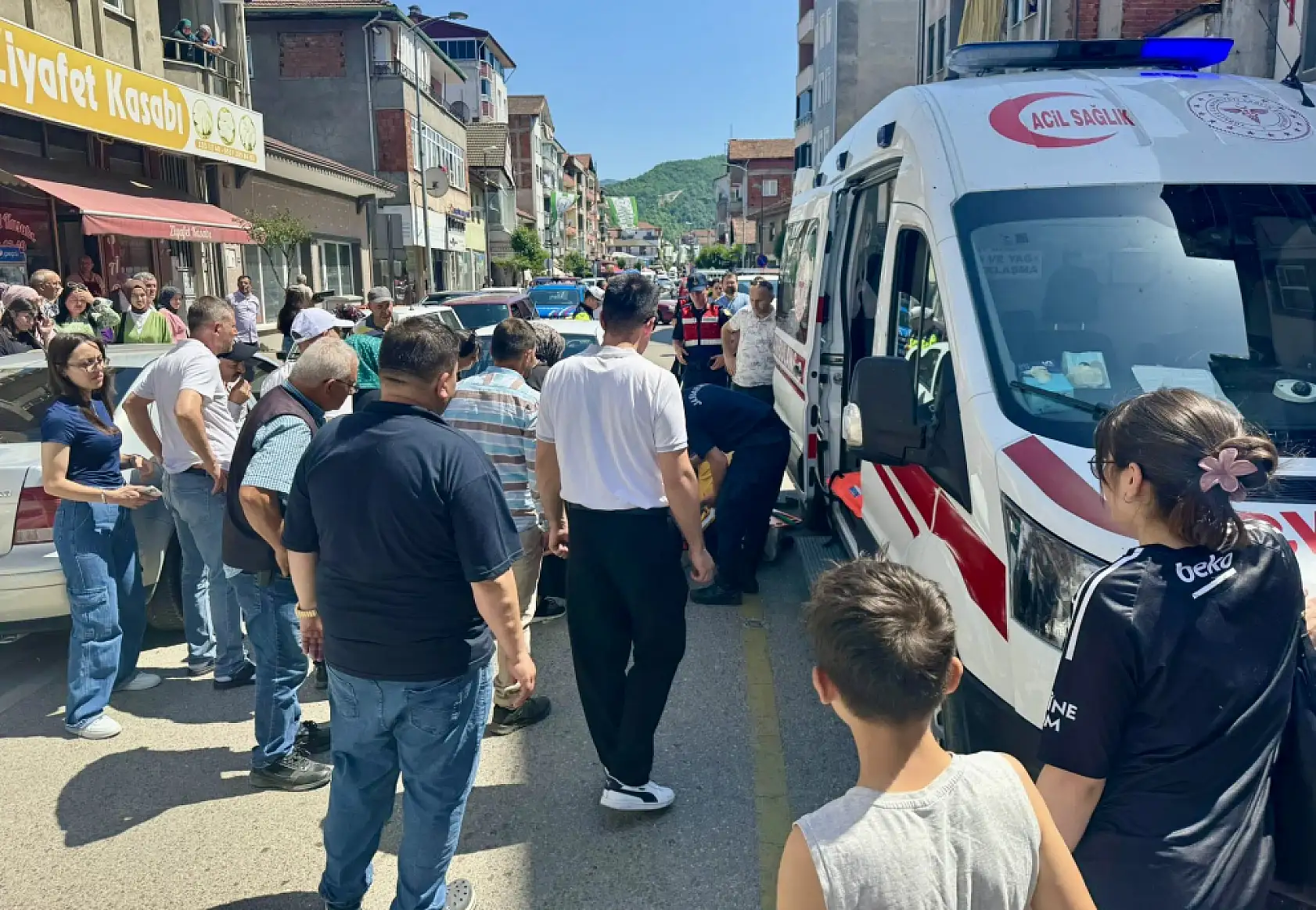 Küçük çocuğa araba çarptı