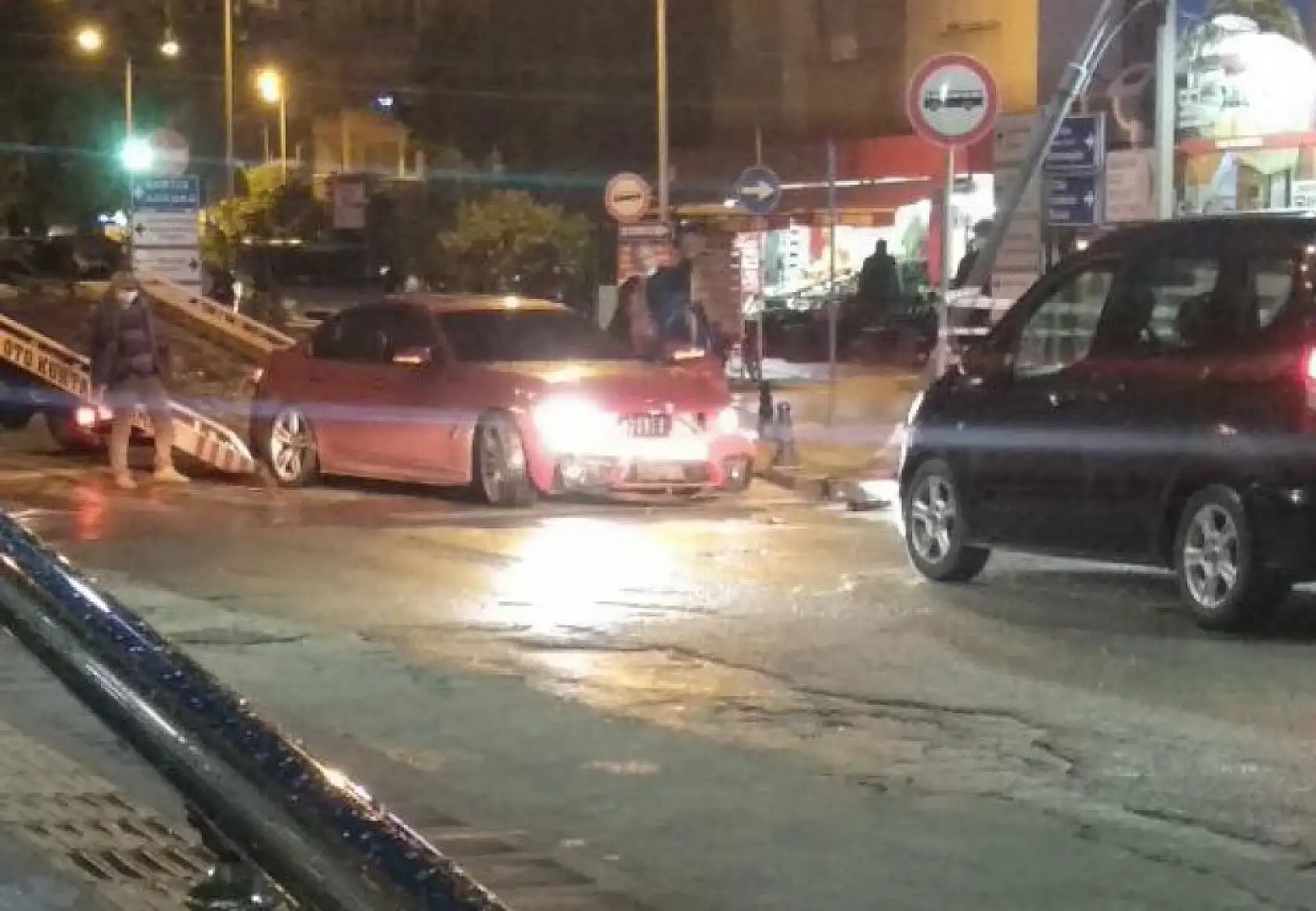 Kaldırıma çıktı, direğe çarptı