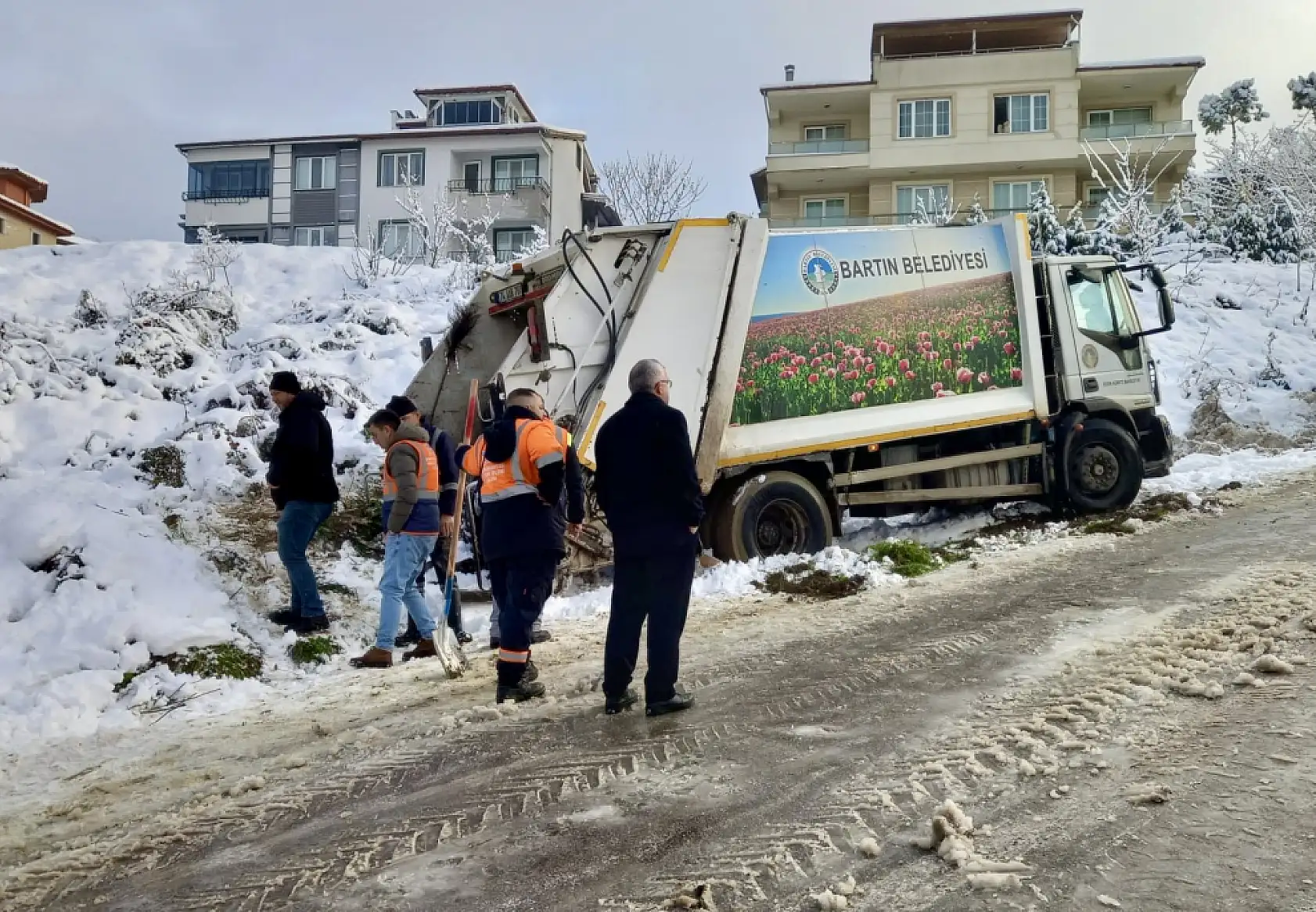 Çöp kamyonunun arkasında sıkıştı