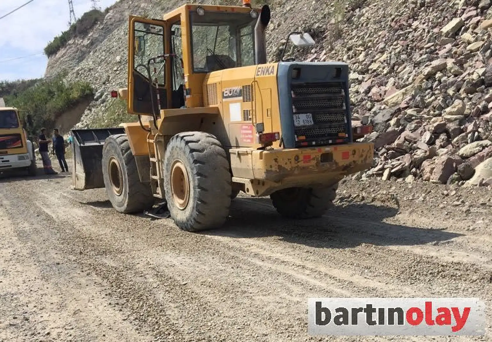 İş makinesi otomobili ezdi