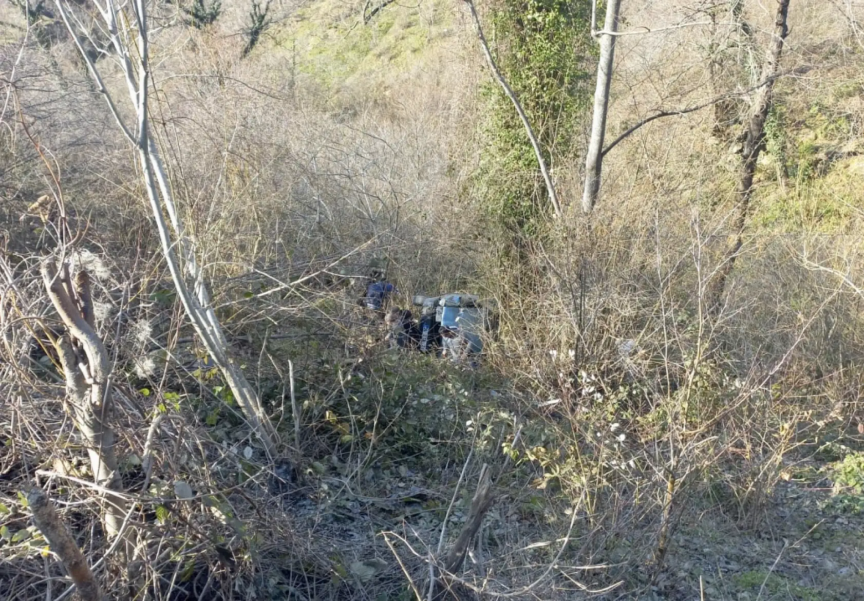 Otomobil şarampole yuvarlandı