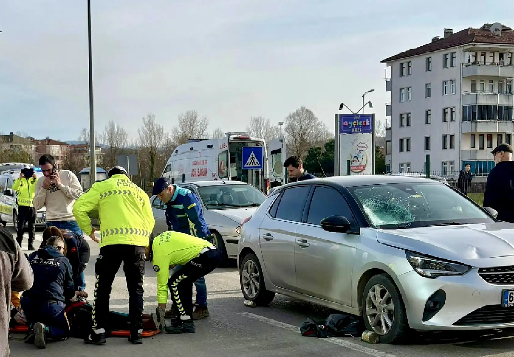 Otomobil yayaya çarptı