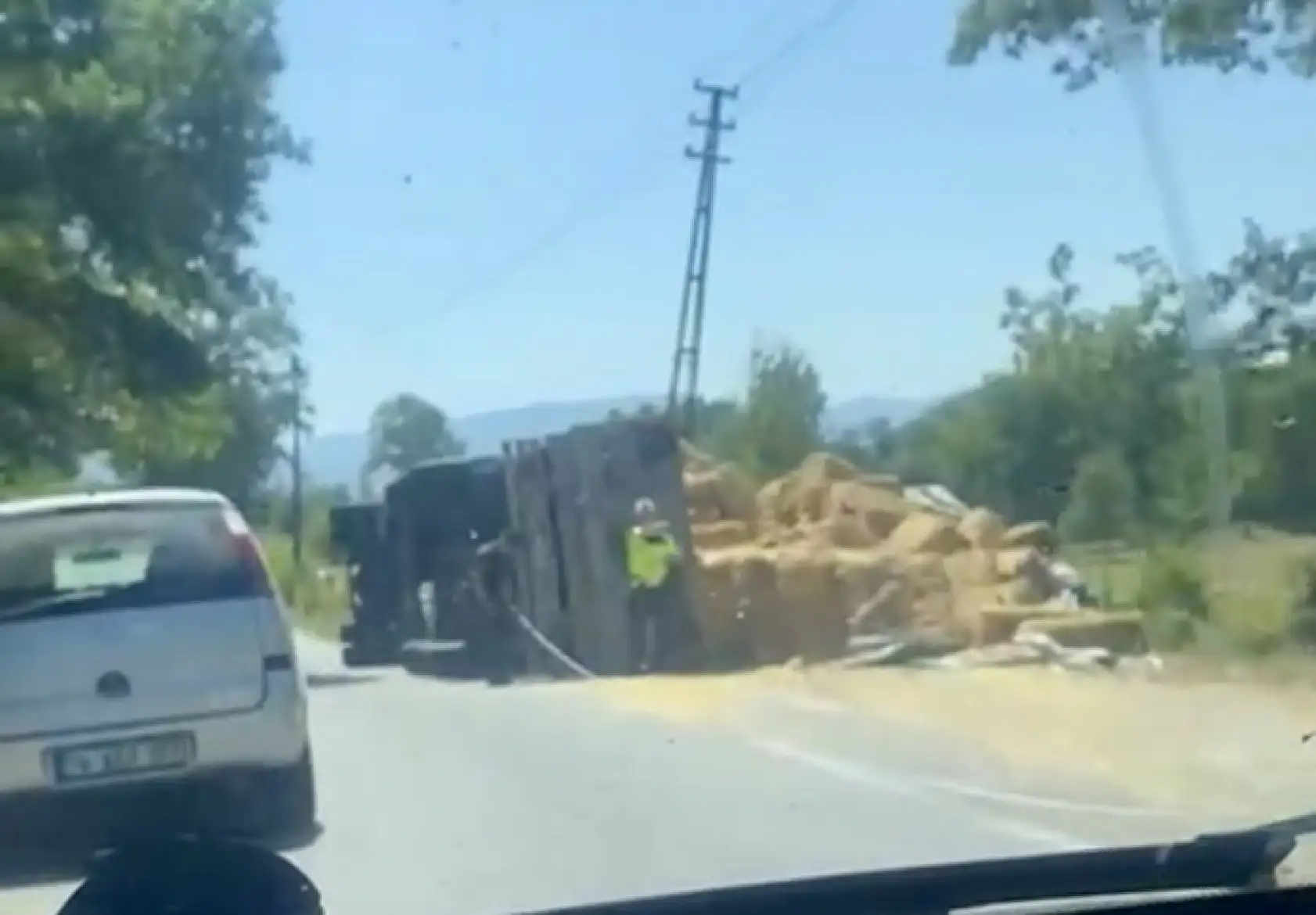 Saman yüklü tır devrildi