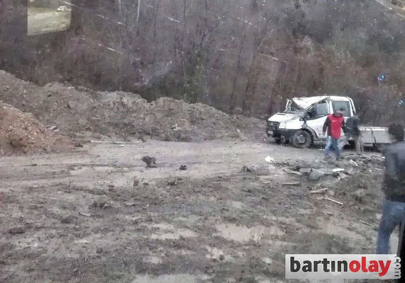 Yoldan çıkan kamyonet takla attı