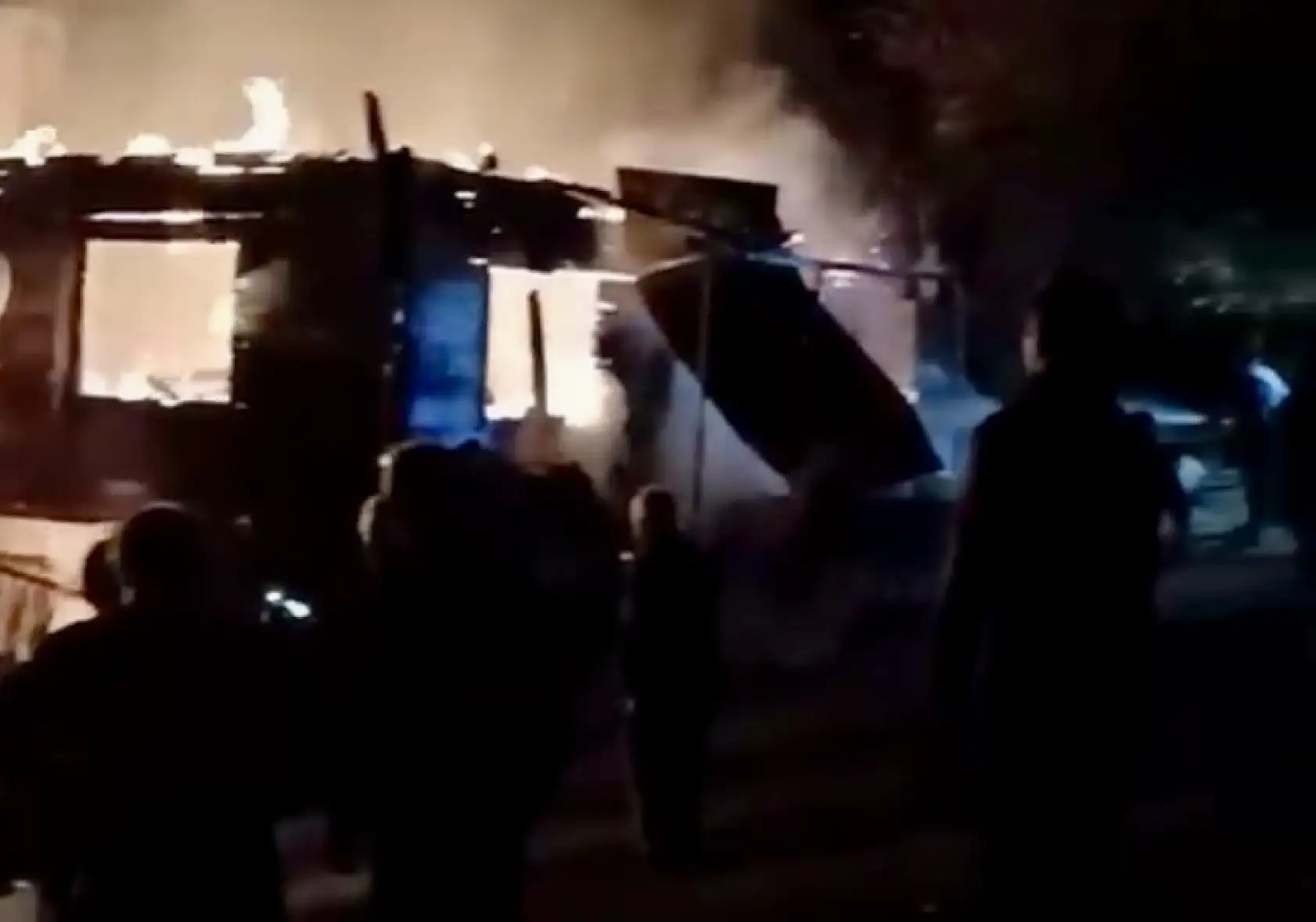 O köyden alevler yükseldi