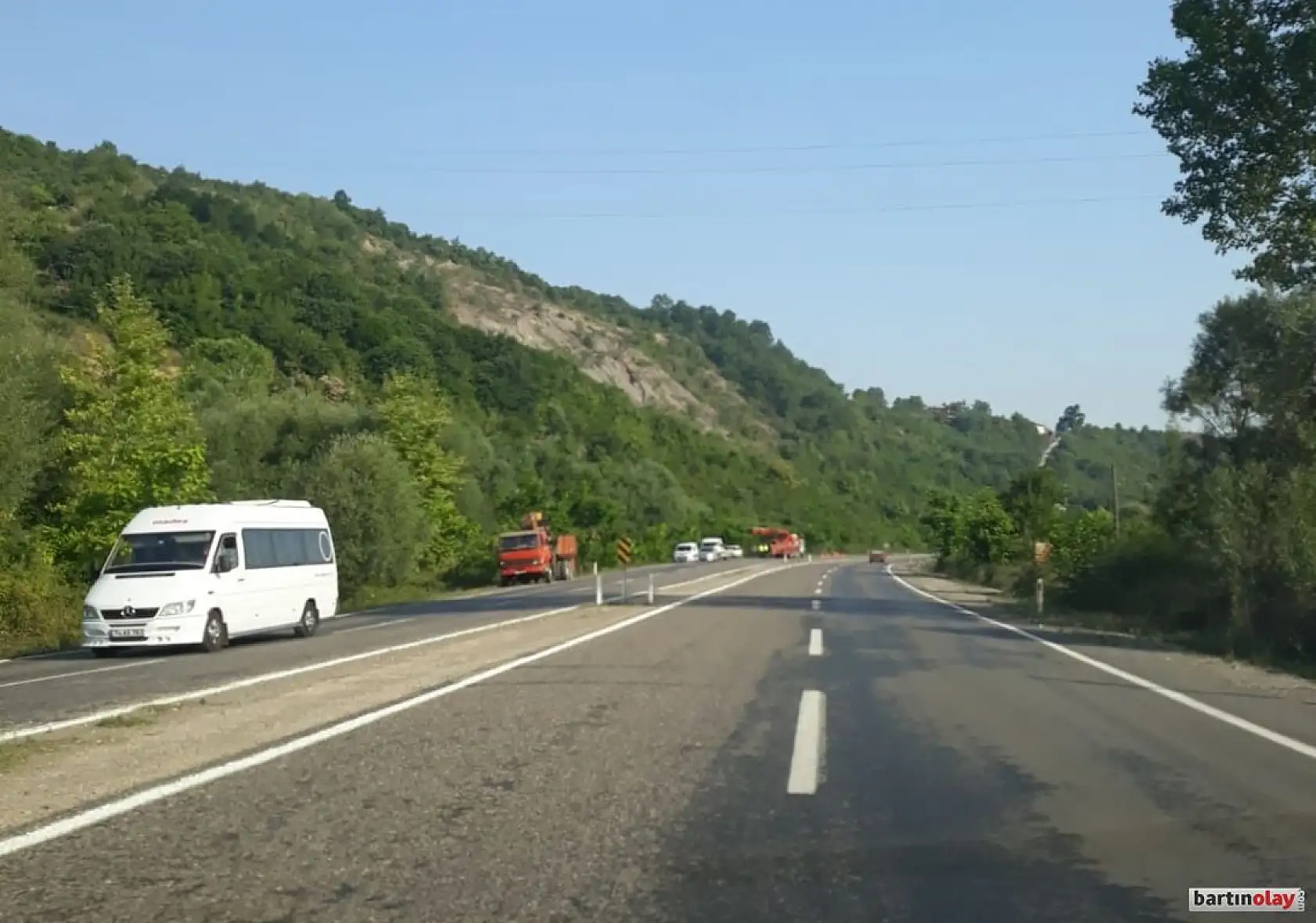 Kamyon şarampole devrildi