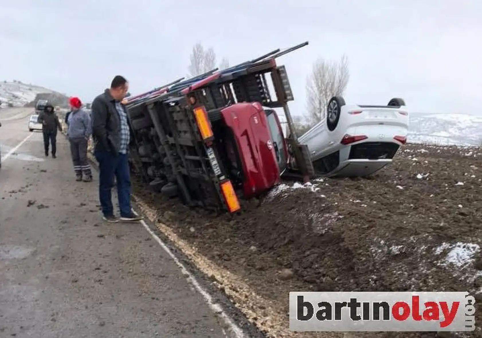 Sıfır otomobilleri taşıyan TIR devrildi