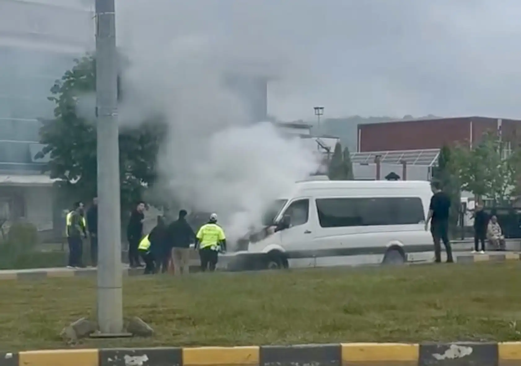 Yolcu minibüsünden dumanlar yükseldi