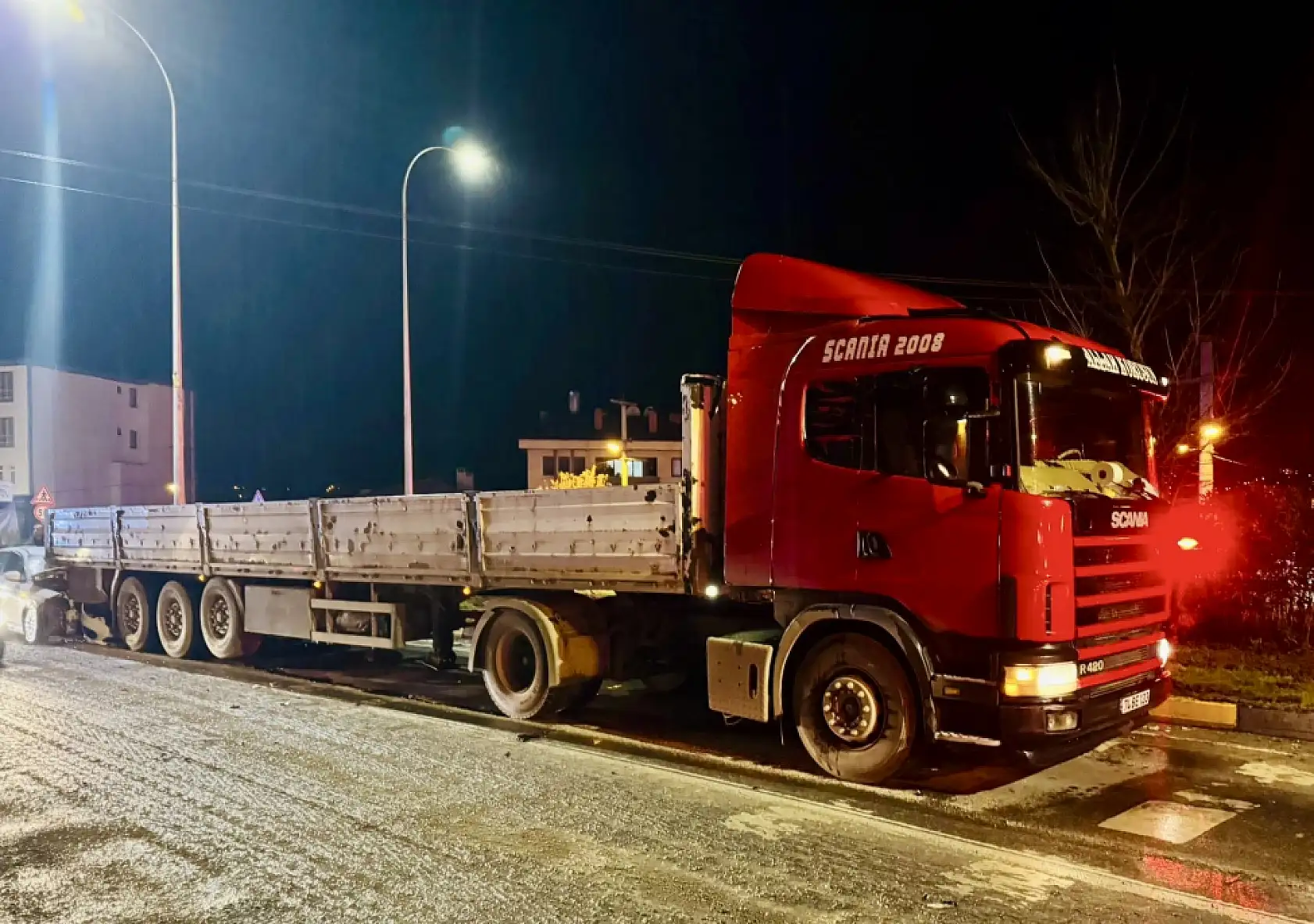 Otomobil tırın altına girdi