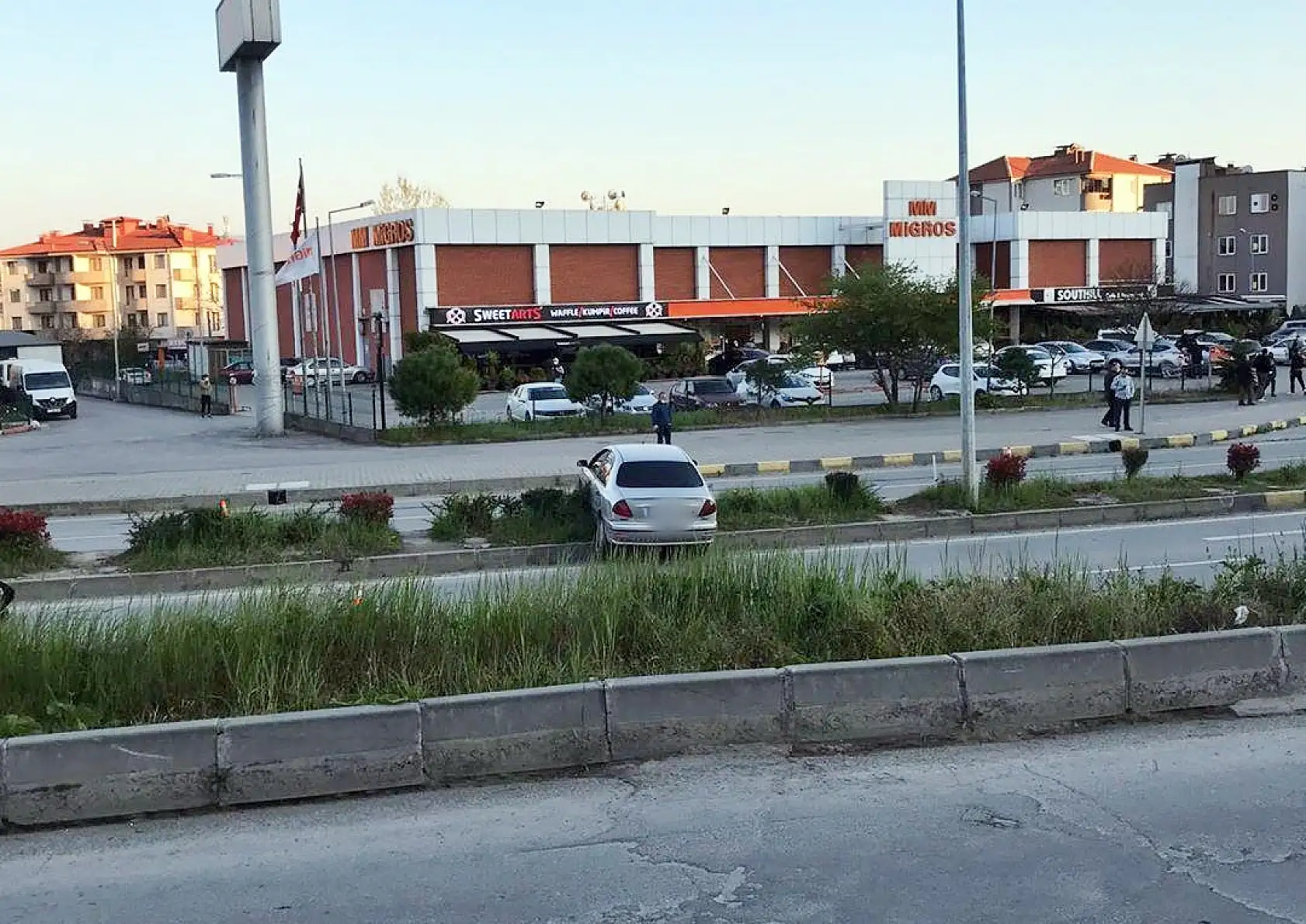 Çatmacada kaza, otomobil orta refüje çıktı