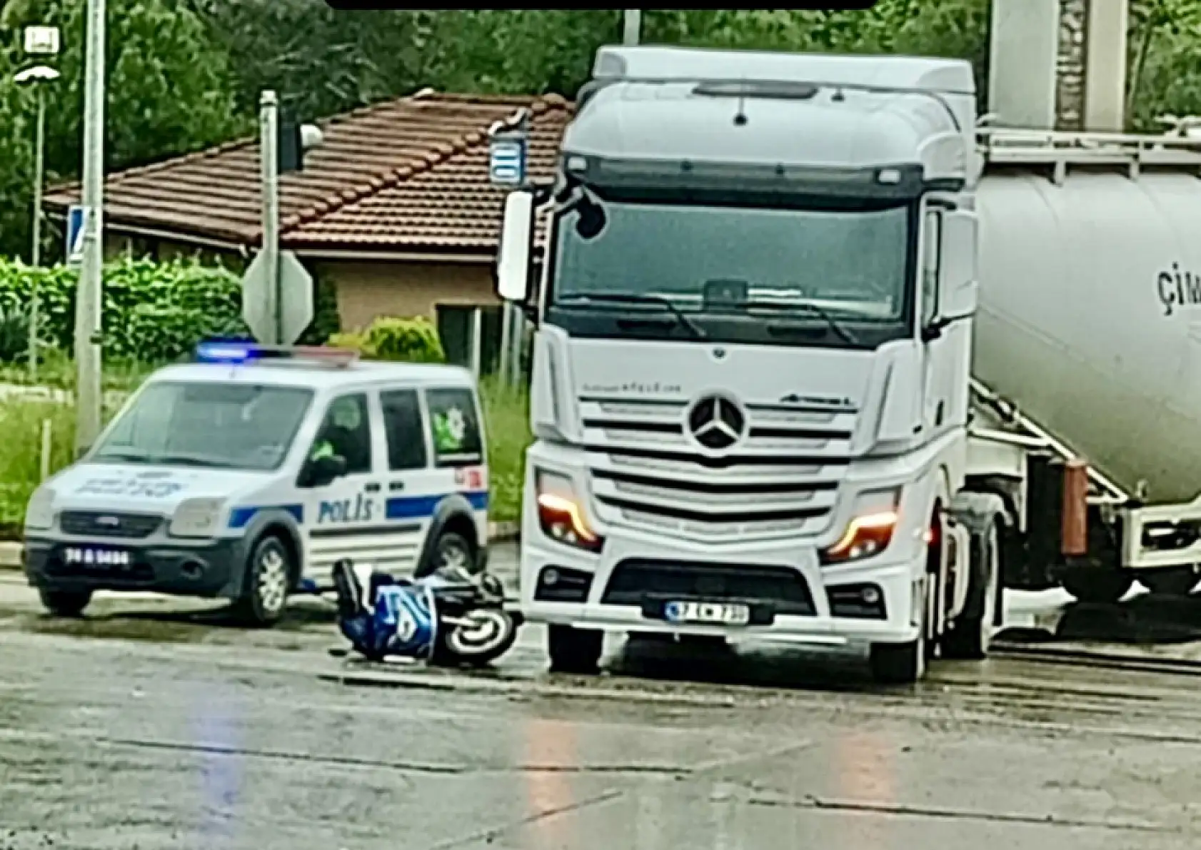 Motosiklet tır ile çarpıştı