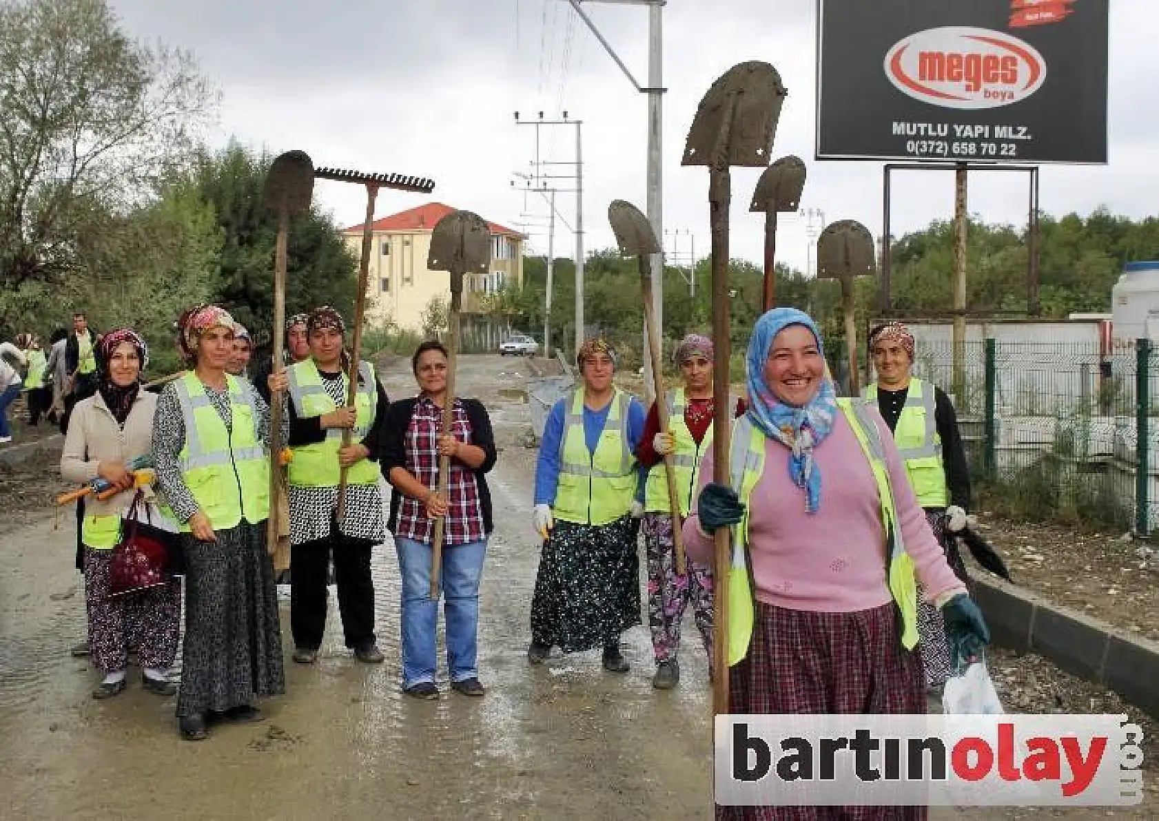 Erkeklerin elinden kürekleri kaptılar