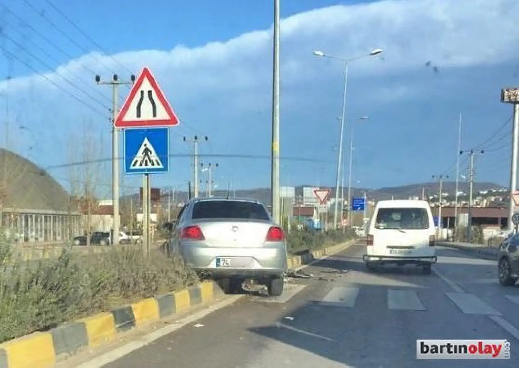 Yayaya yol veren araca çarptı