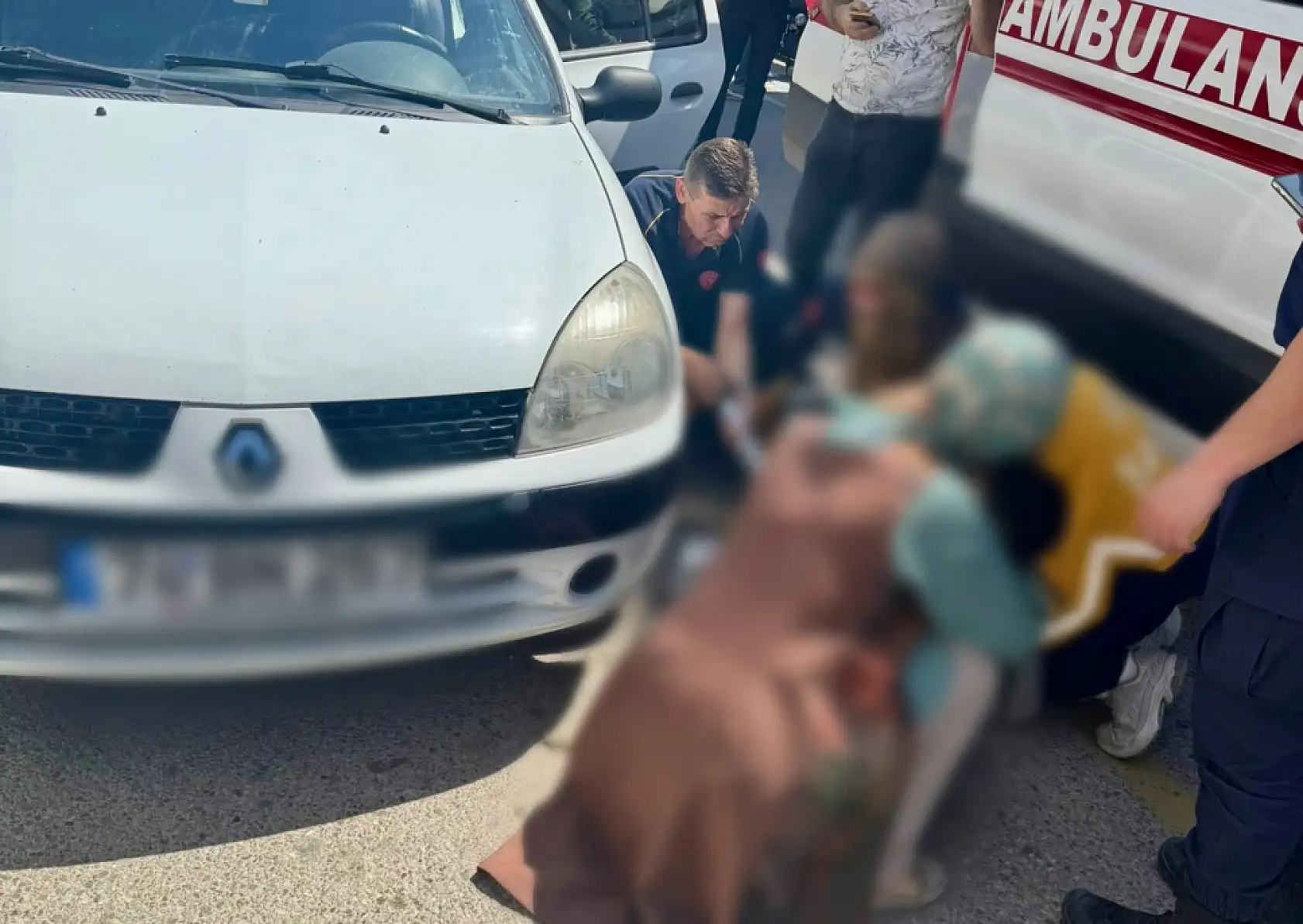 Küçük çocuğa araba çarptı