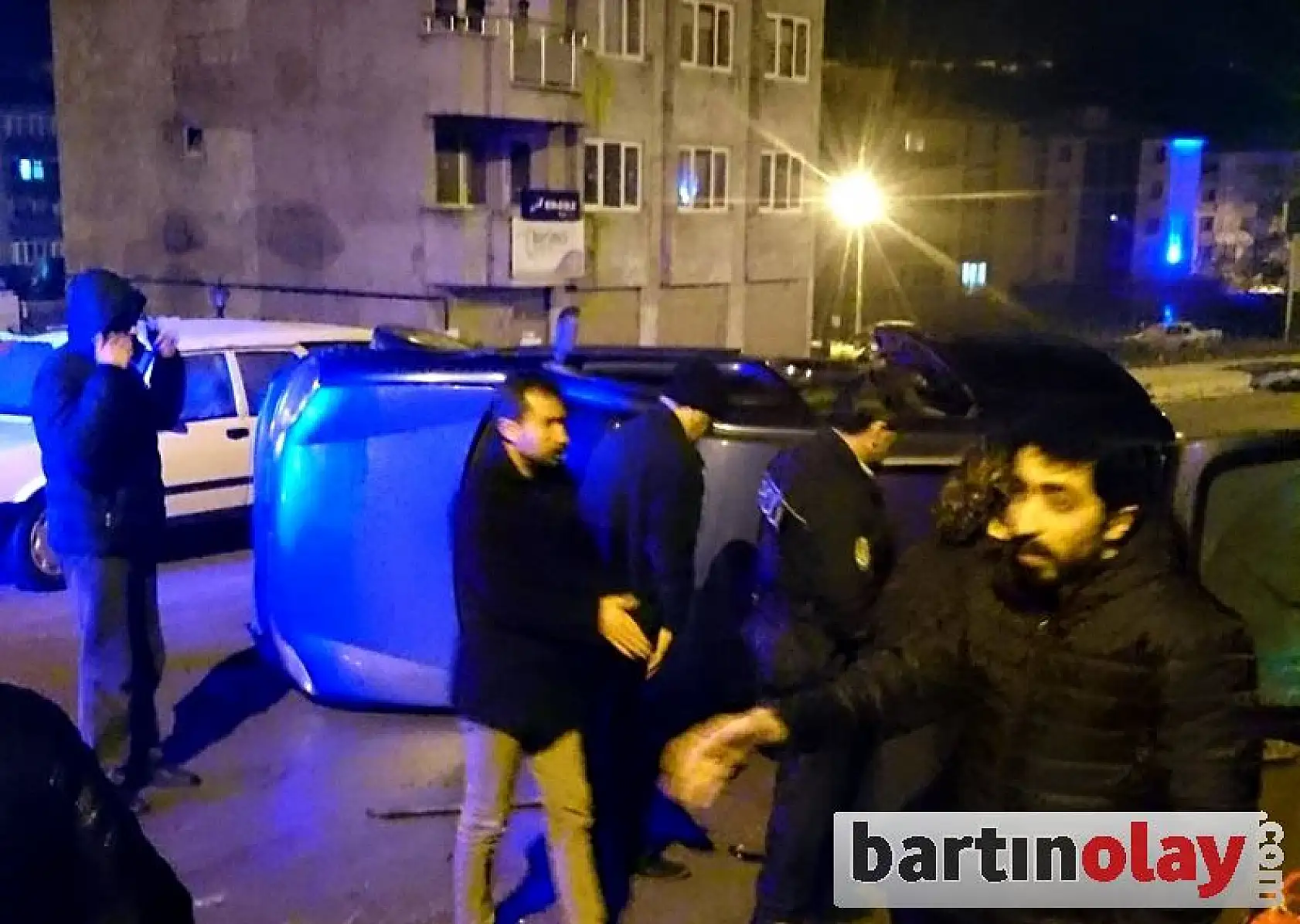 Buz tutan yolda devrildi