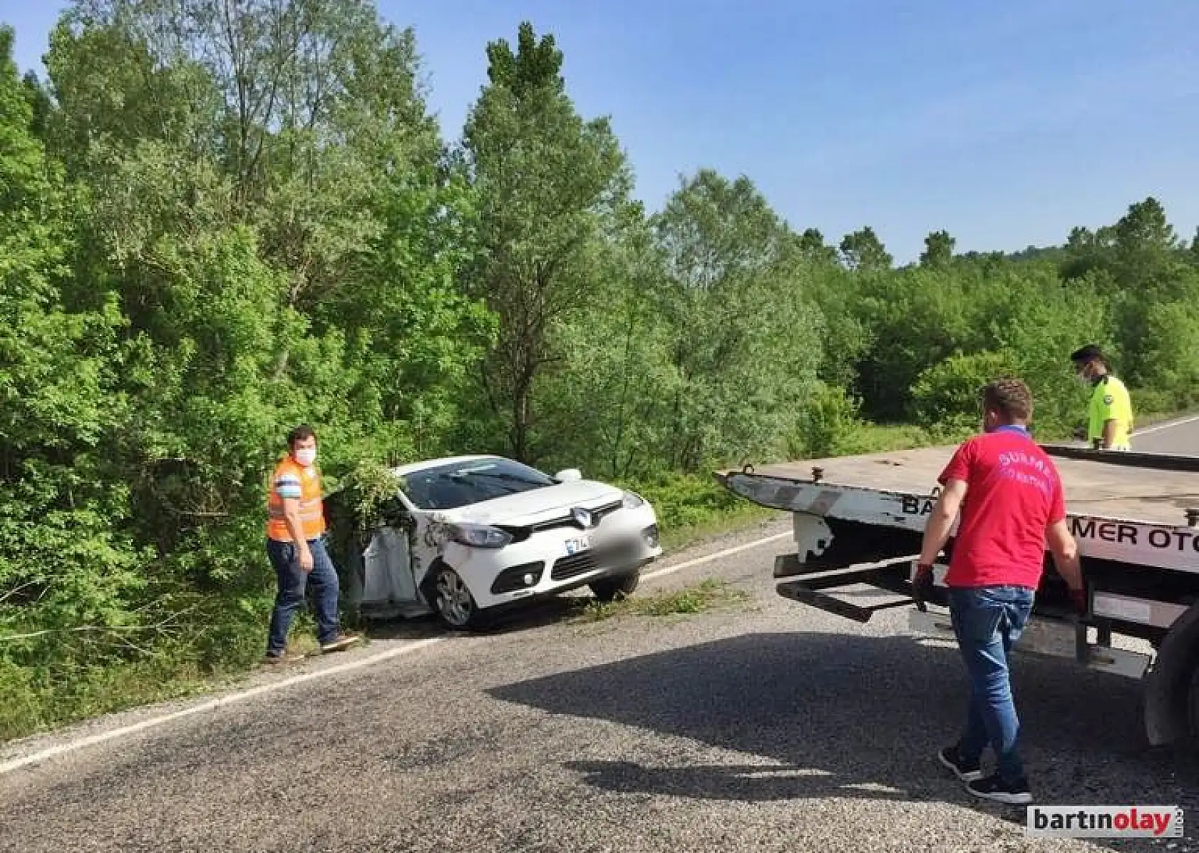 Otomobil şarampole yuvarlandı