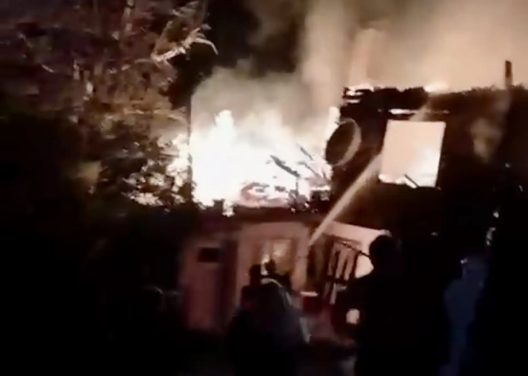 O köyden alevler yükseldi