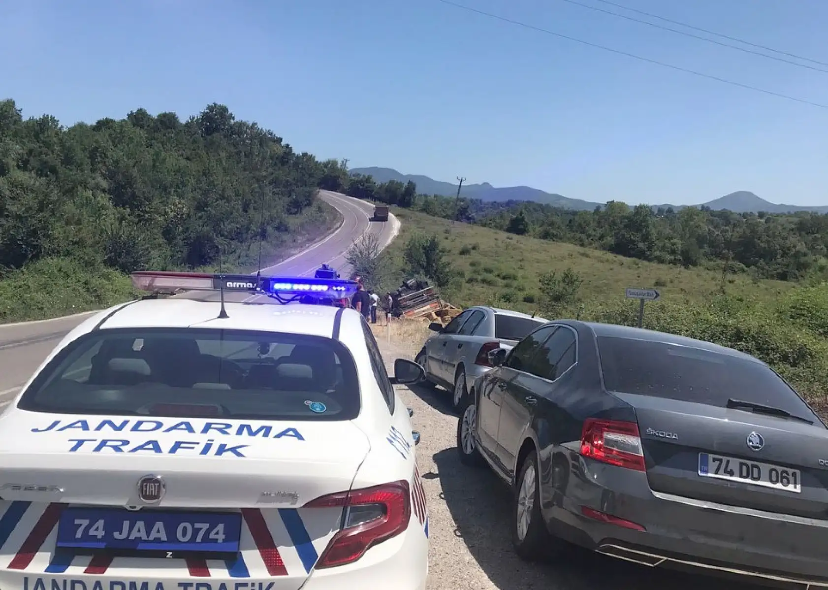 Saman yüklü tır devrildi