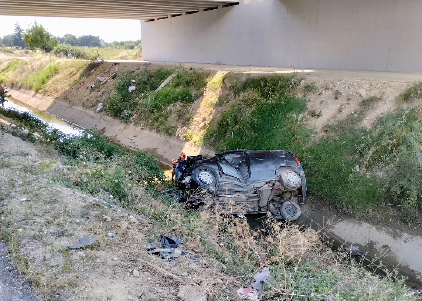 Köprüden kanala uçtu, 1 ölü