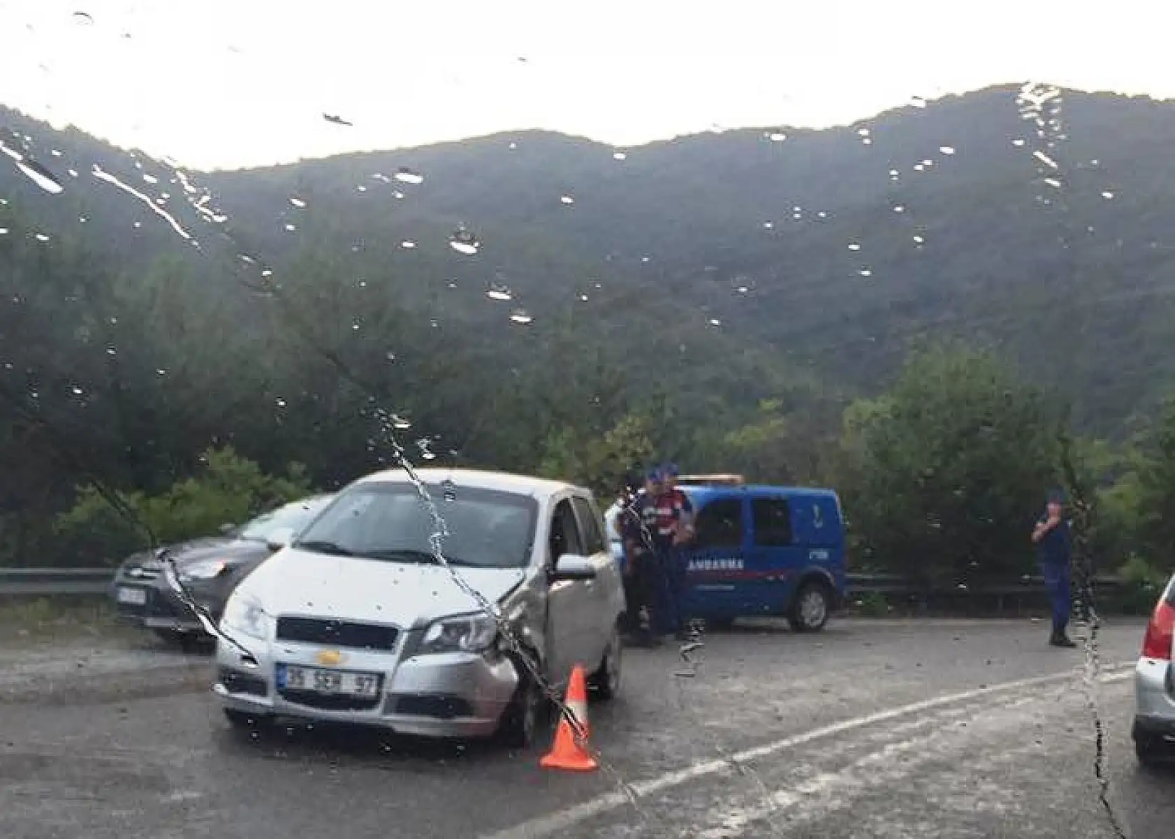 Yağmurda kayganlaşan yolda kaza