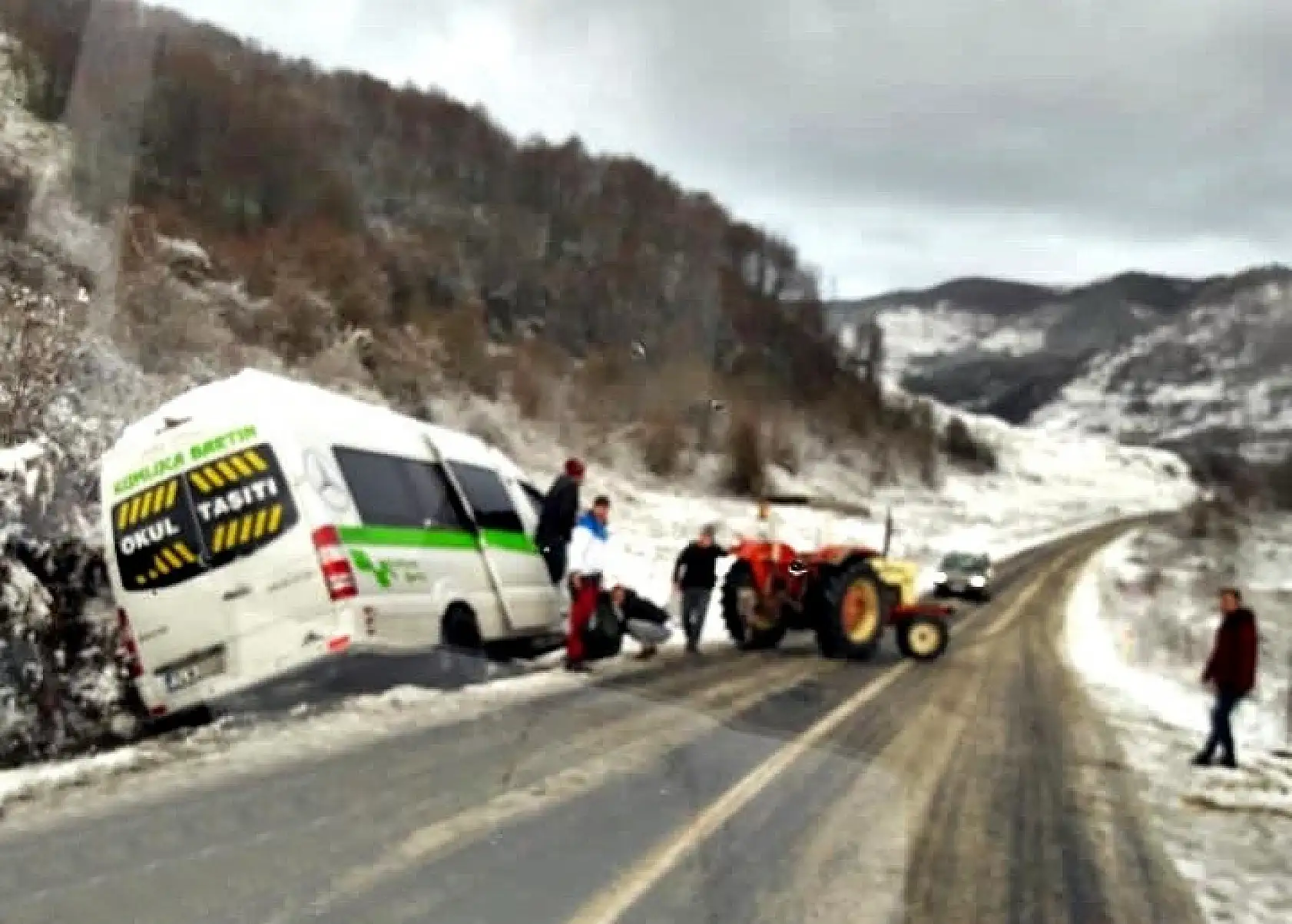 Yolcu minibüsü kontrolden çıktı