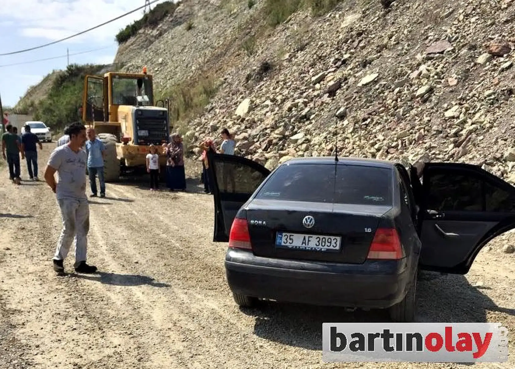 İş makinesi otomobili ezdi