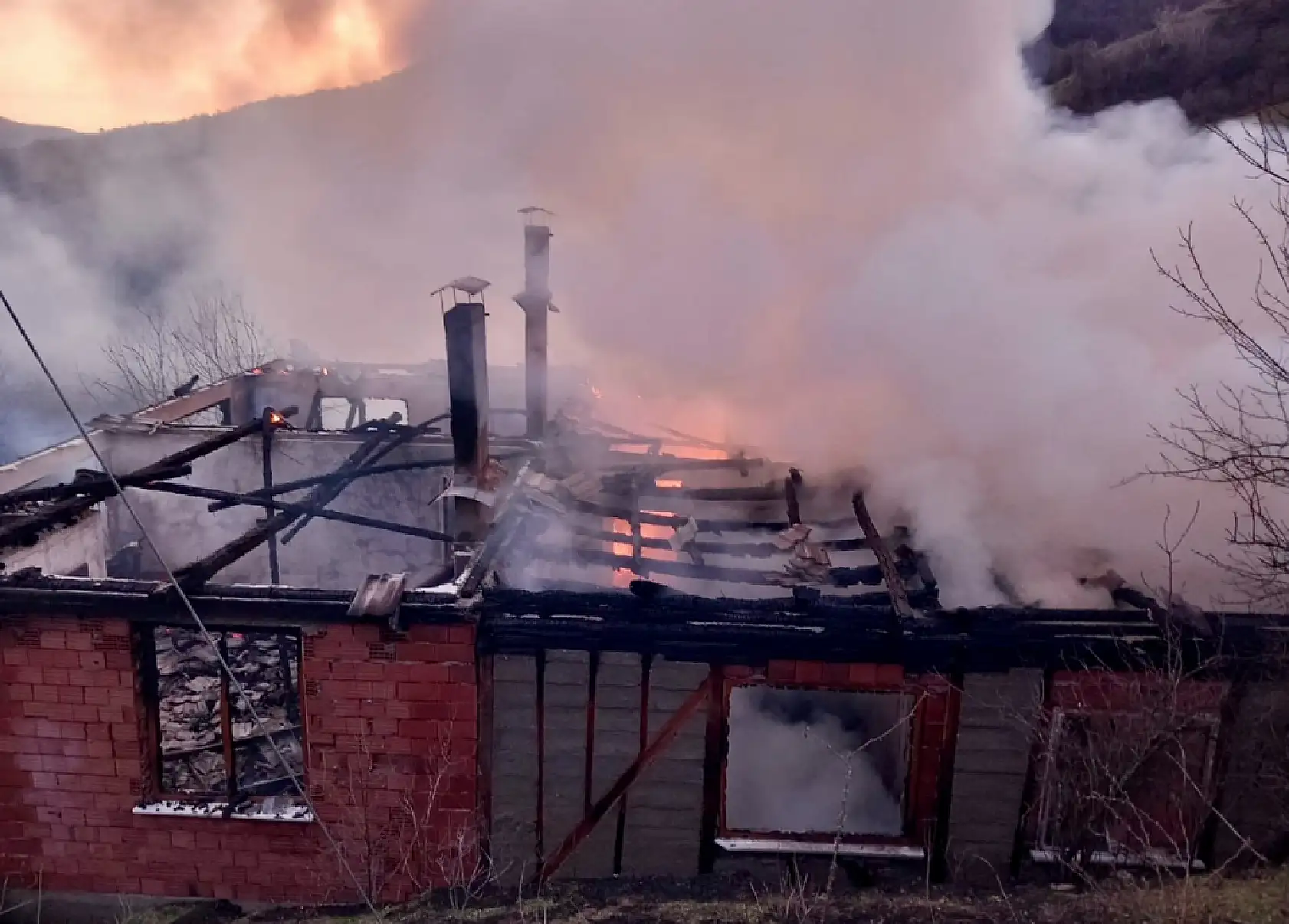 Çaresizce evin yanmasını izlediler