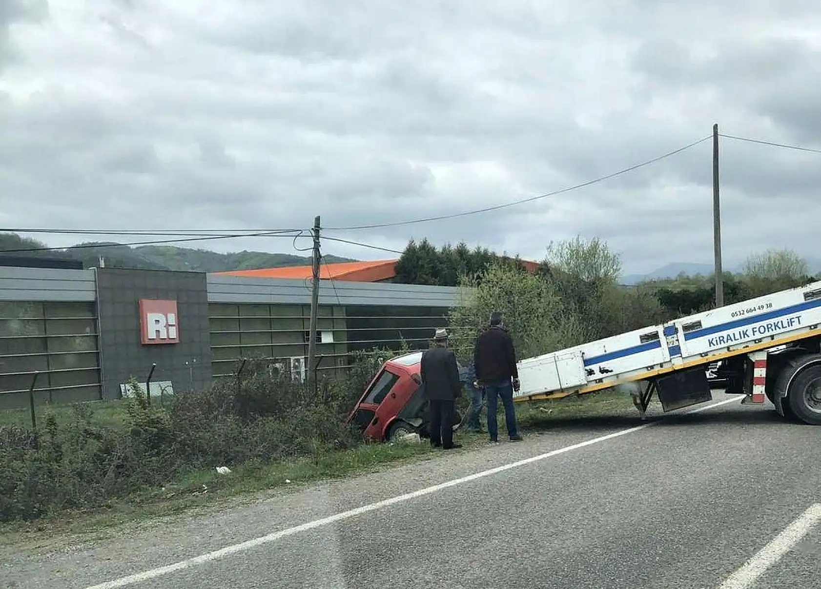Yoldan çıkan kartal böyle kaldı
