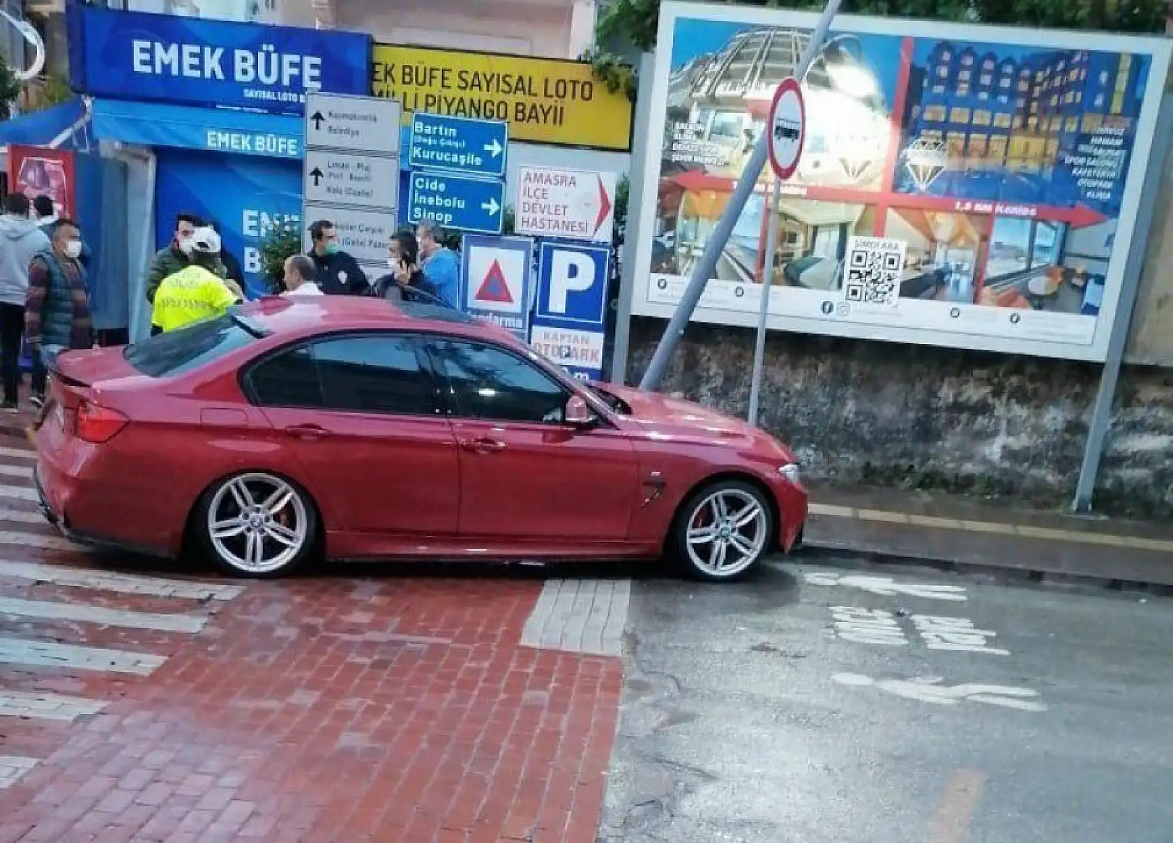 Kaldırıma çıktı, direğe çarptı