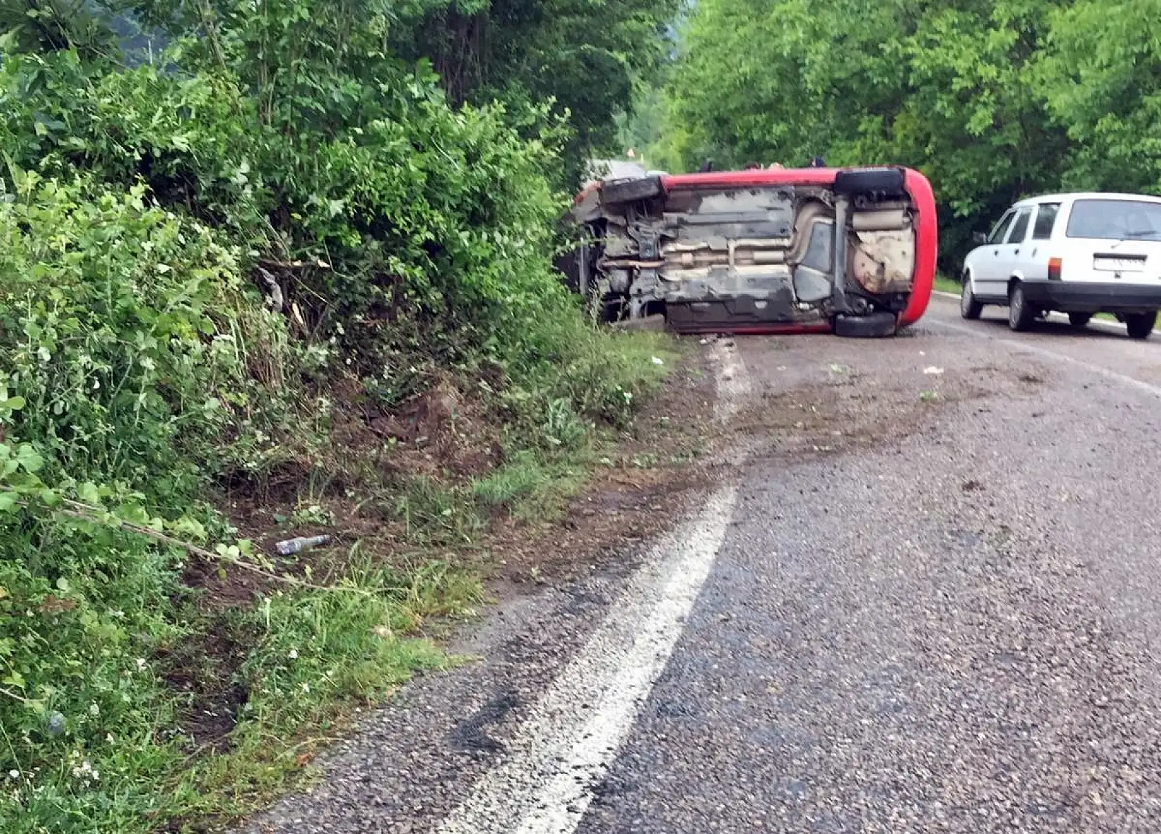 Islak zeminde kayan otomobil takla attı