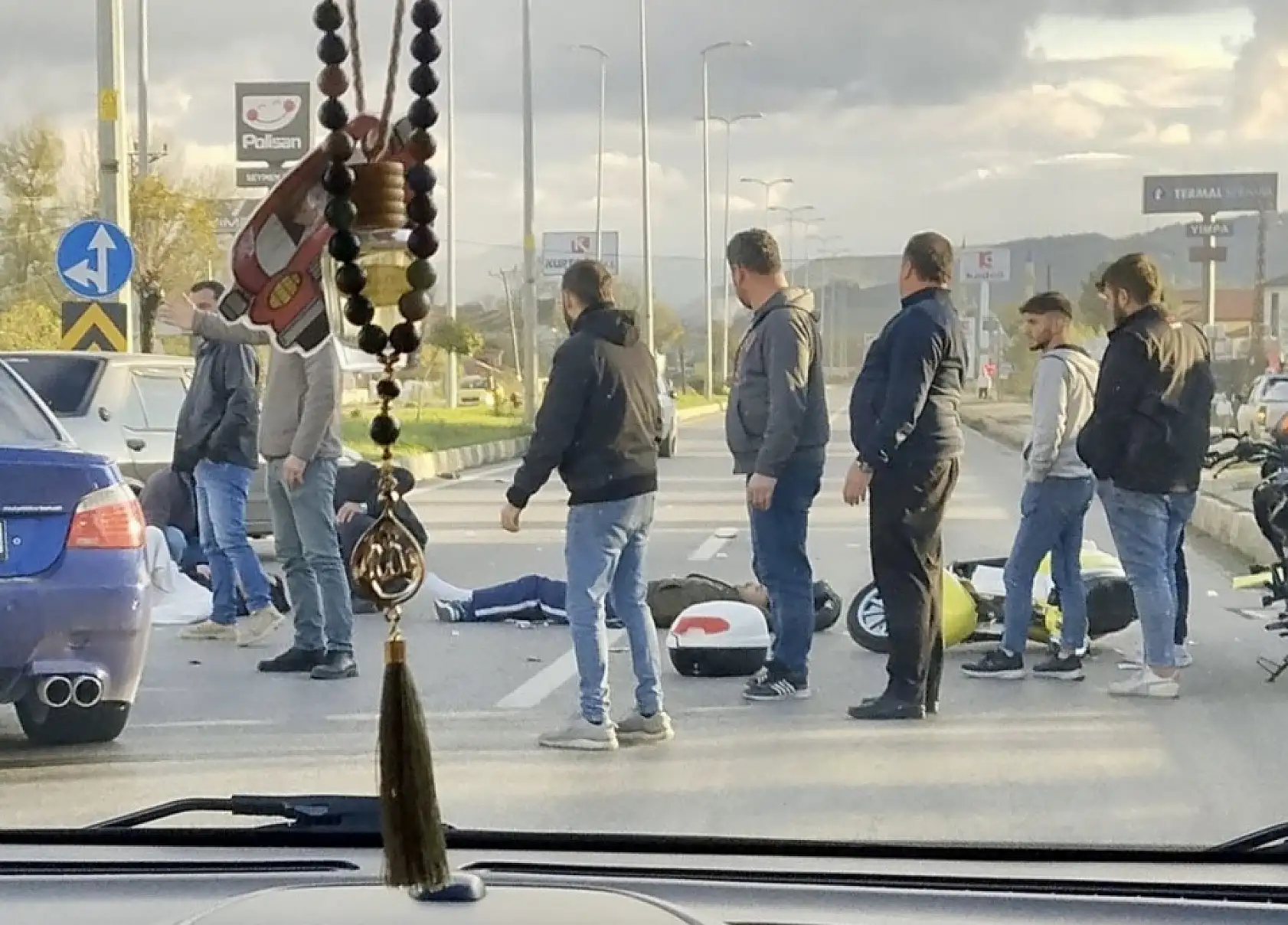 Motosiklettekiler yere savruldu